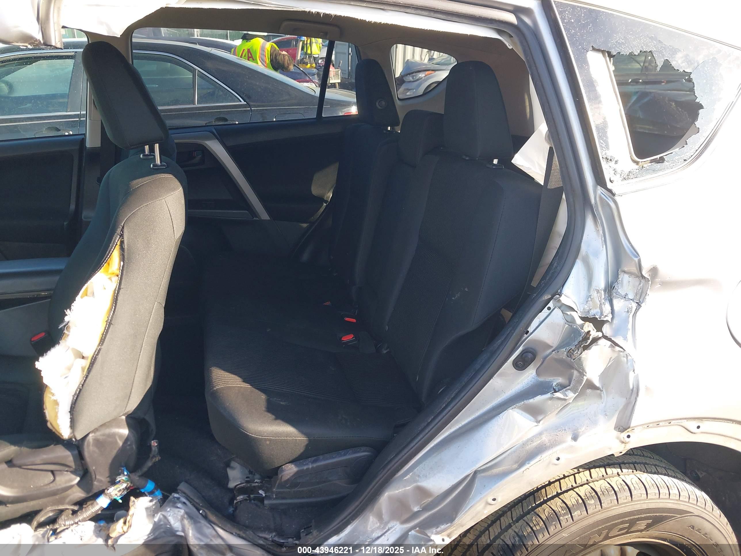 TOYOTA RAV4 image 8