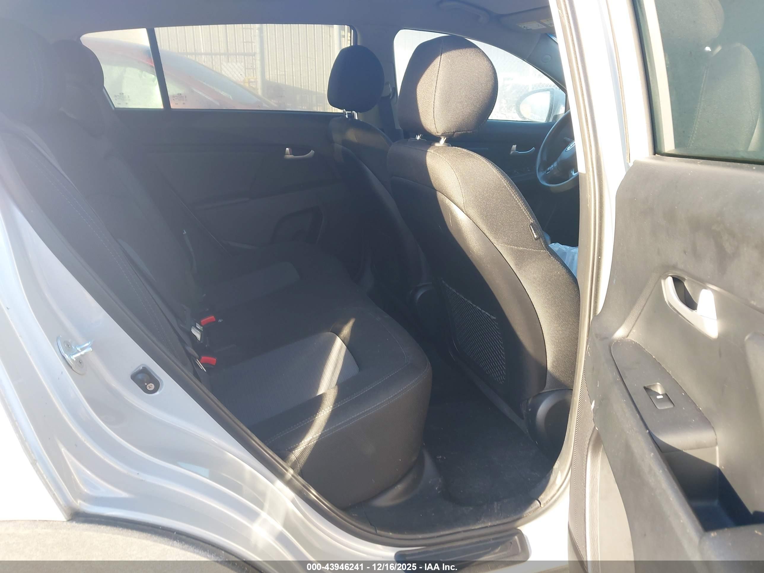 KIA SPORTAGE image 8