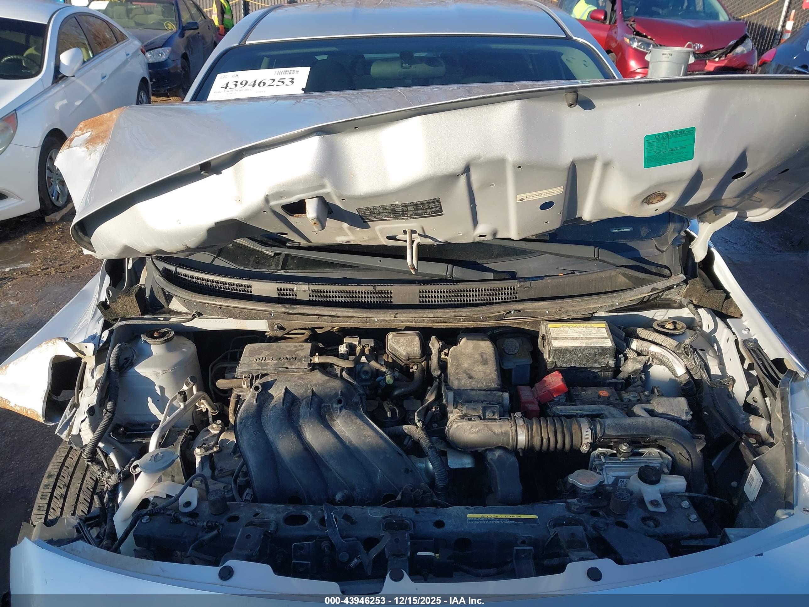 NISSAN VERSA image 10