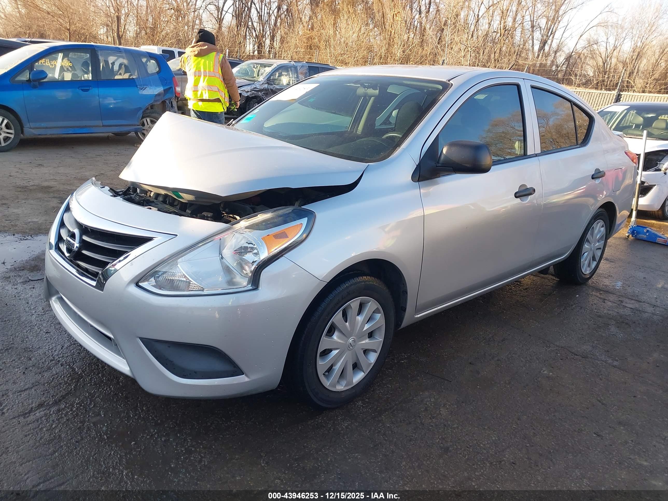 NISSAN VERSA image 2