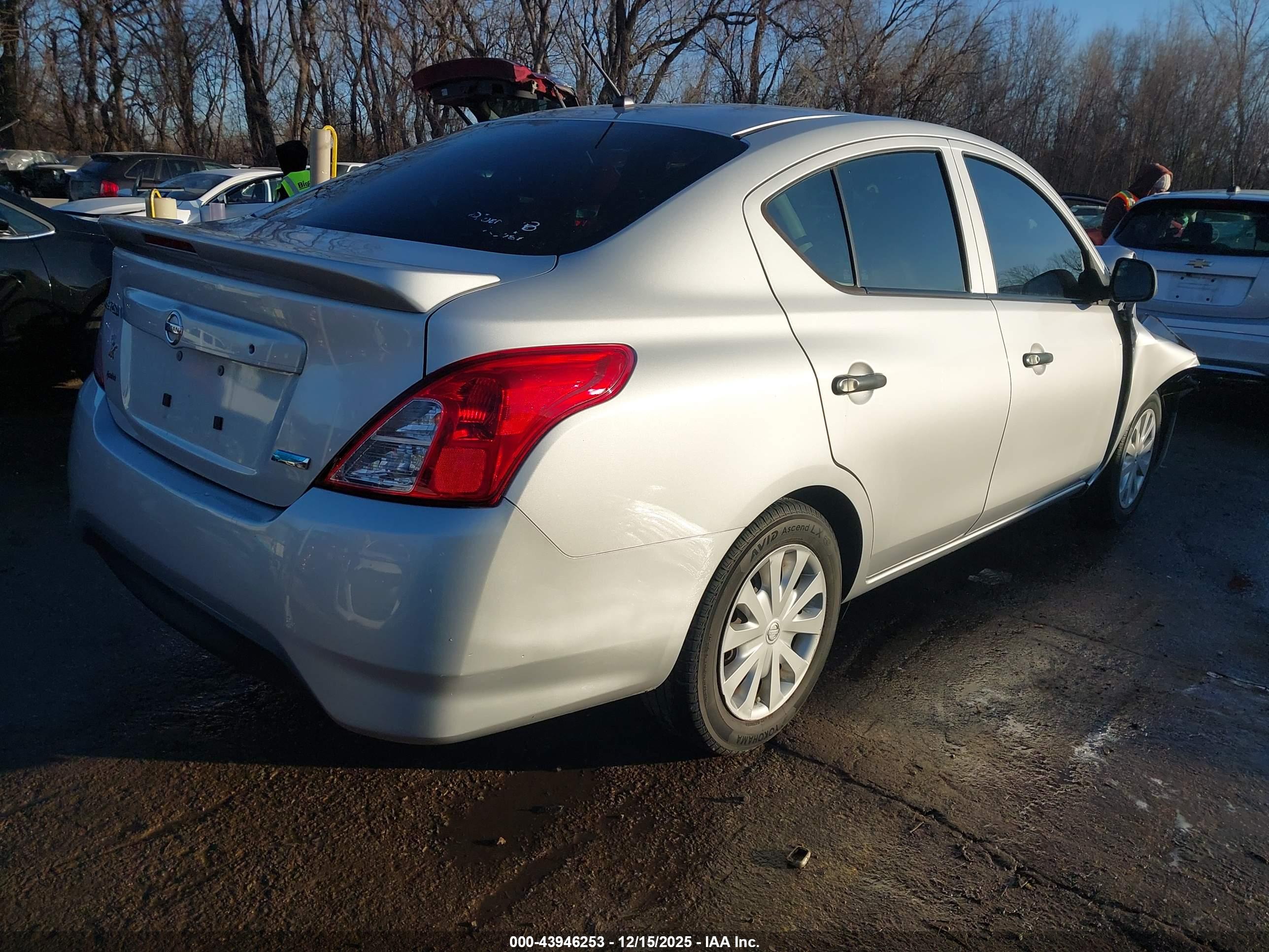 NISSAN VERSA image 4