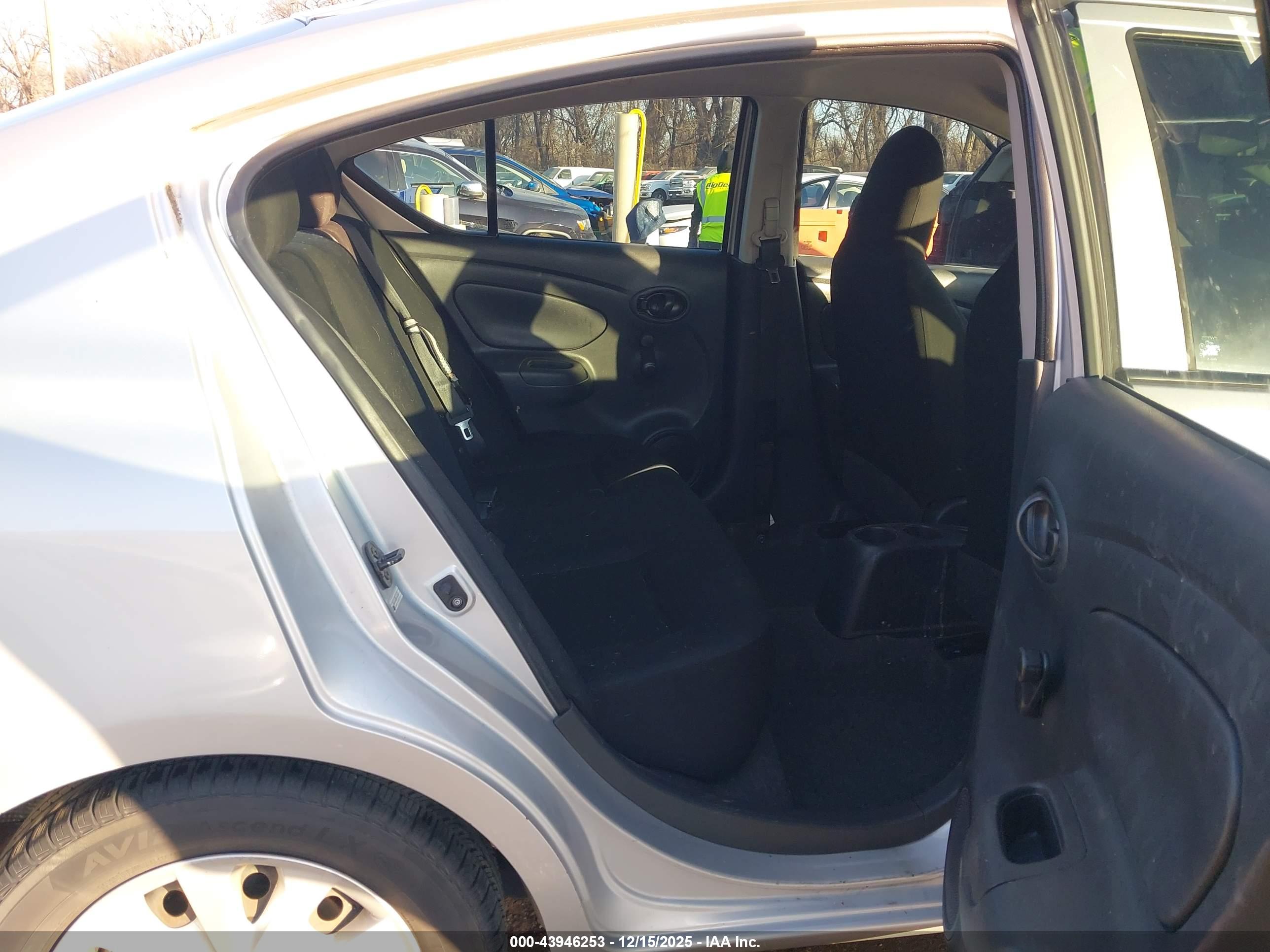 NISSAN VERSA image 8