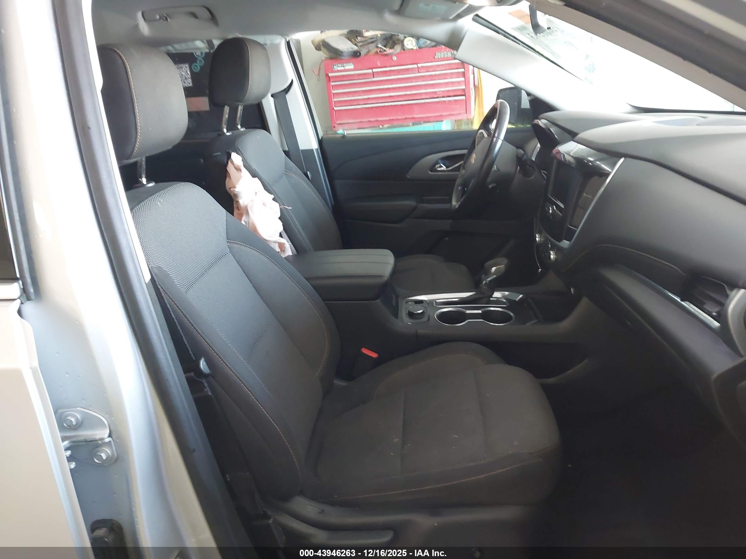 CHEVROLET TRAVERSE image 5