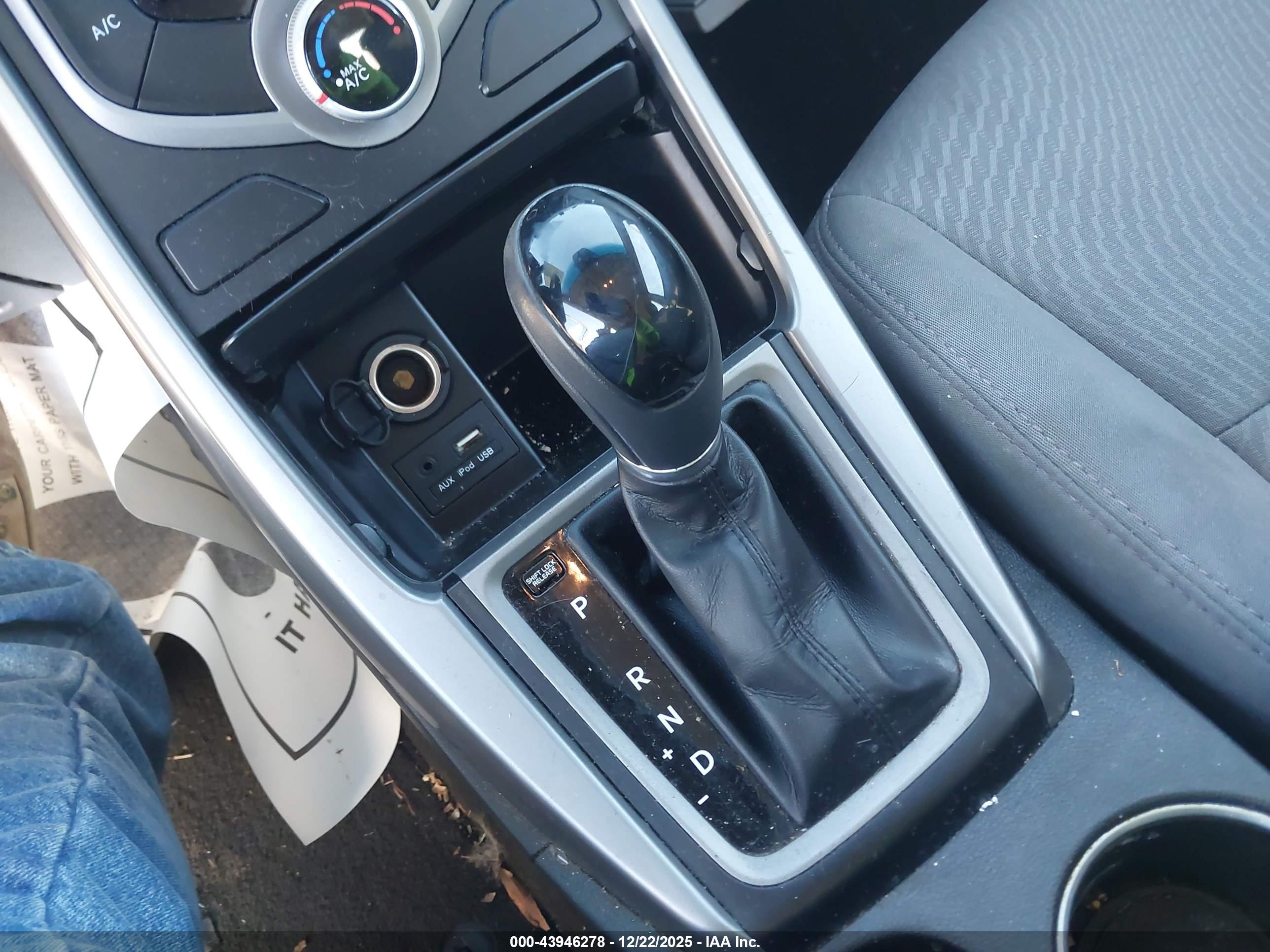 HYUNDAI ELANTRA image 6