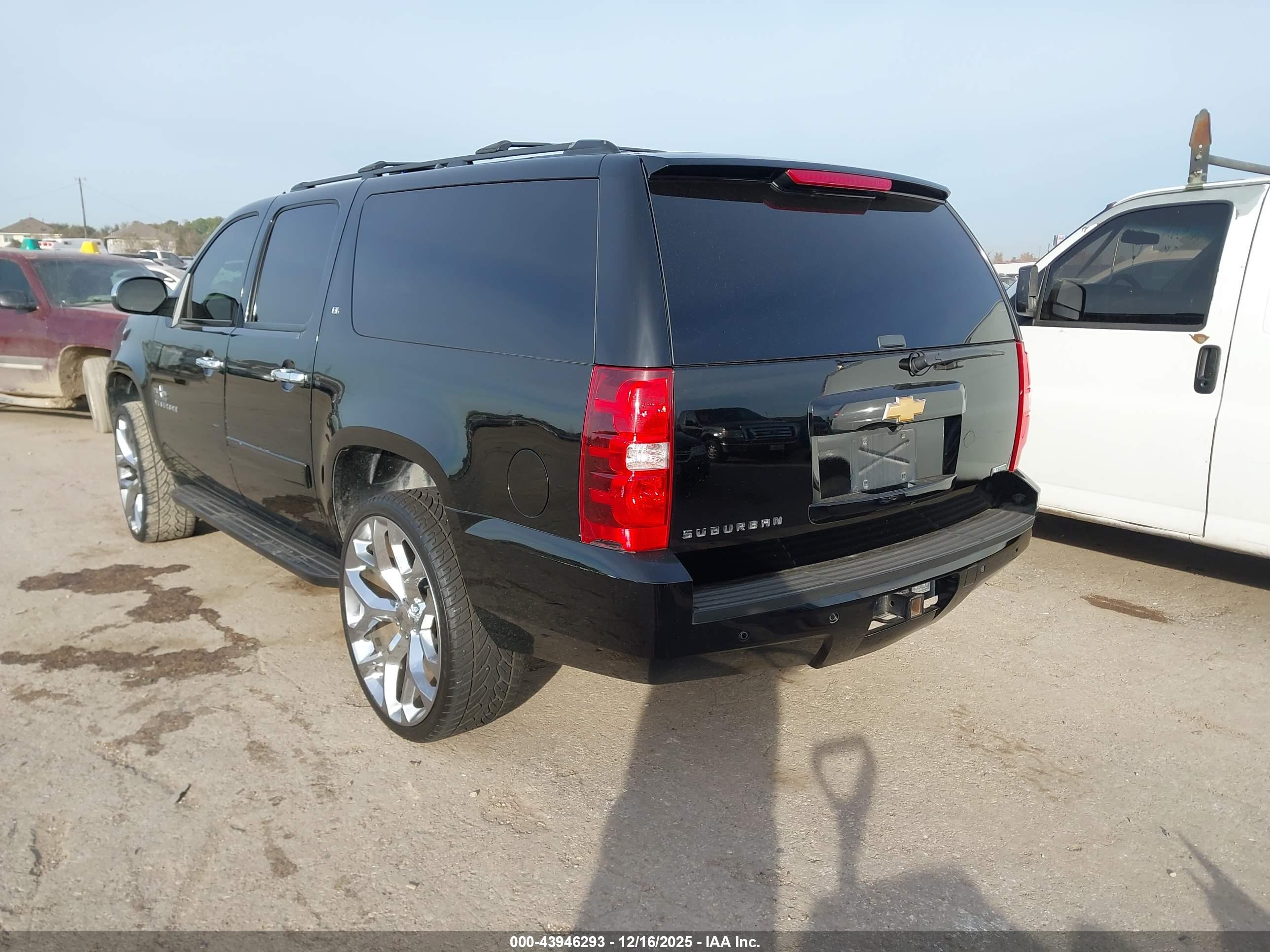 CHEVROLET SUBURBAN image 3