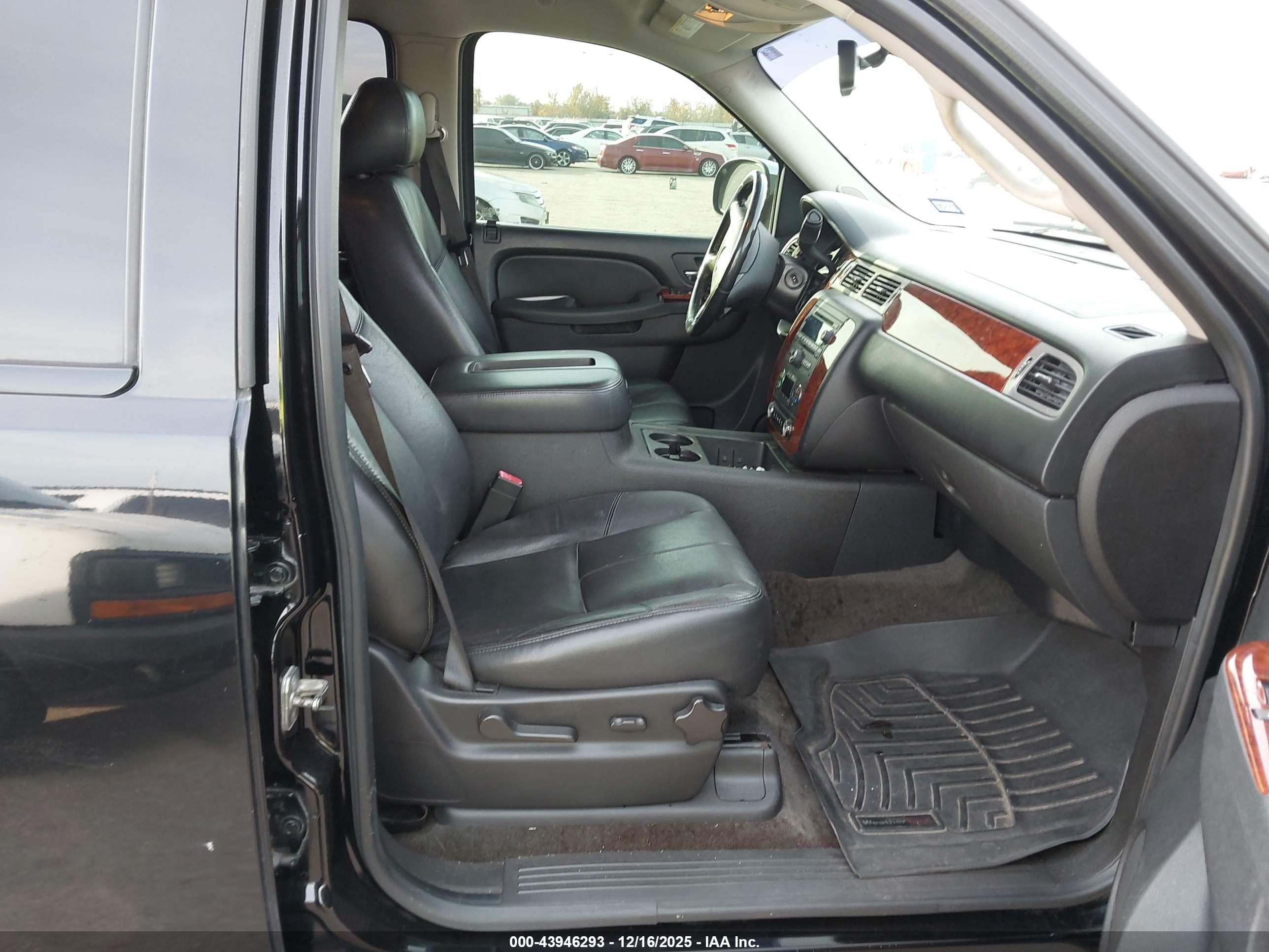 CHEVROLET SUBURBAN image 5