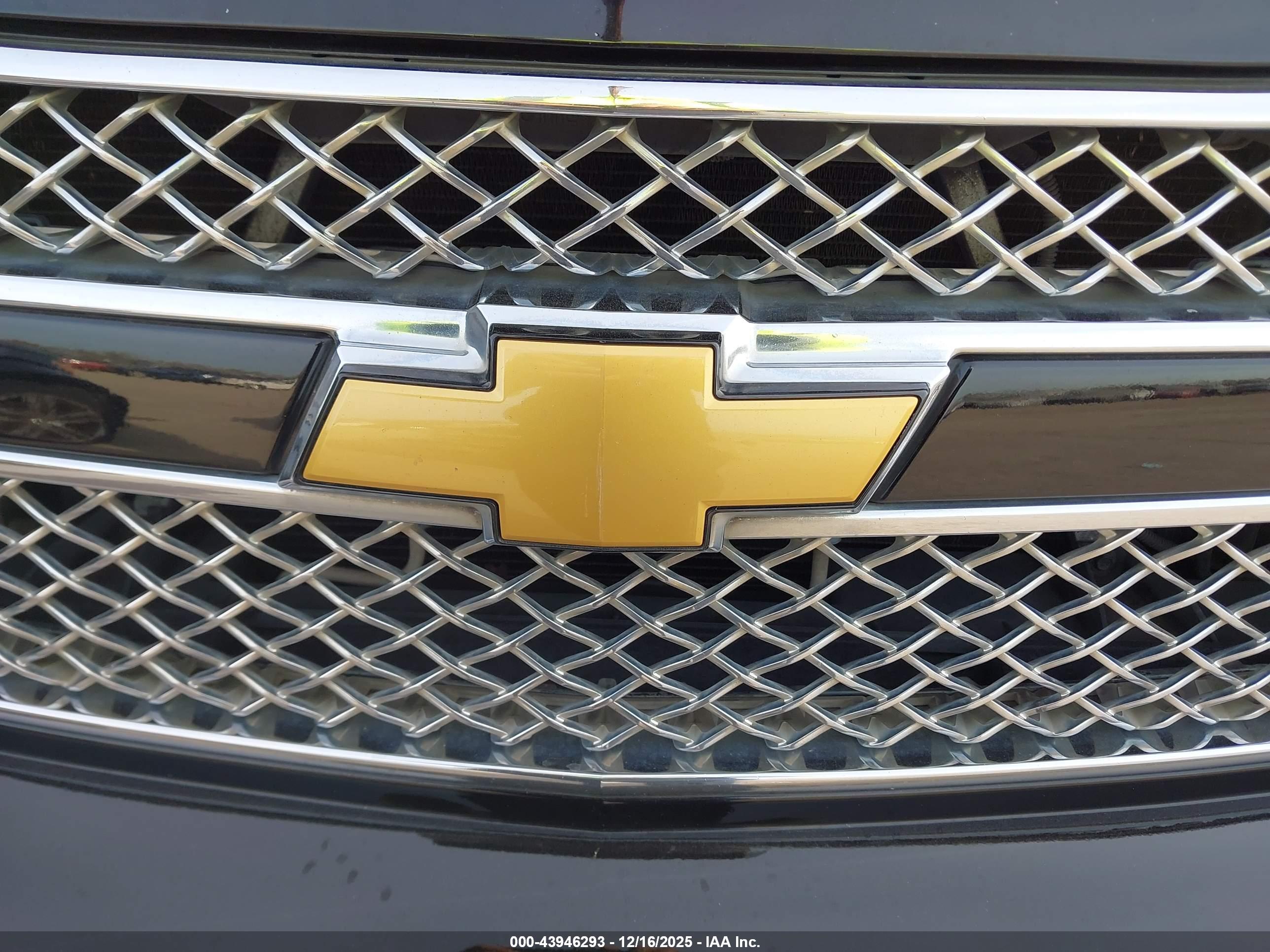 CHEVROLET SUBURBAN image 6