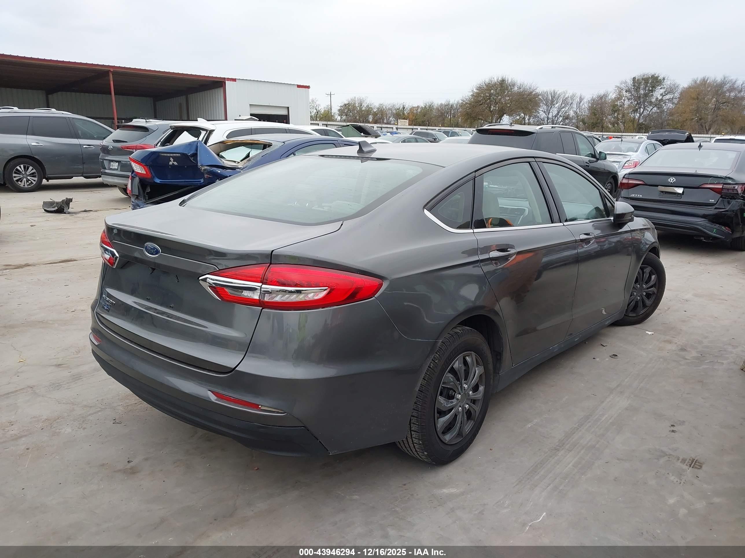 FORD FUSION image 4