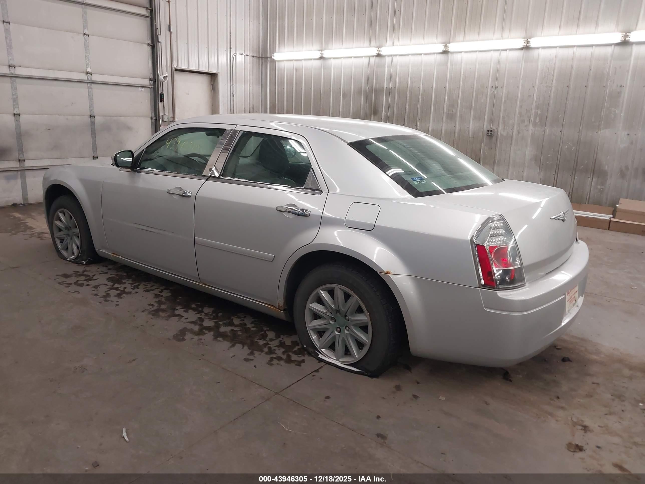 CHRYSLER 300 image 3