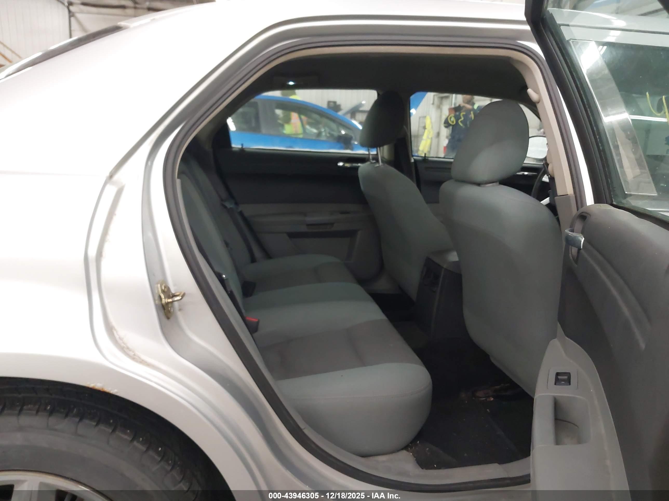 CHRYSLER 300 image 8