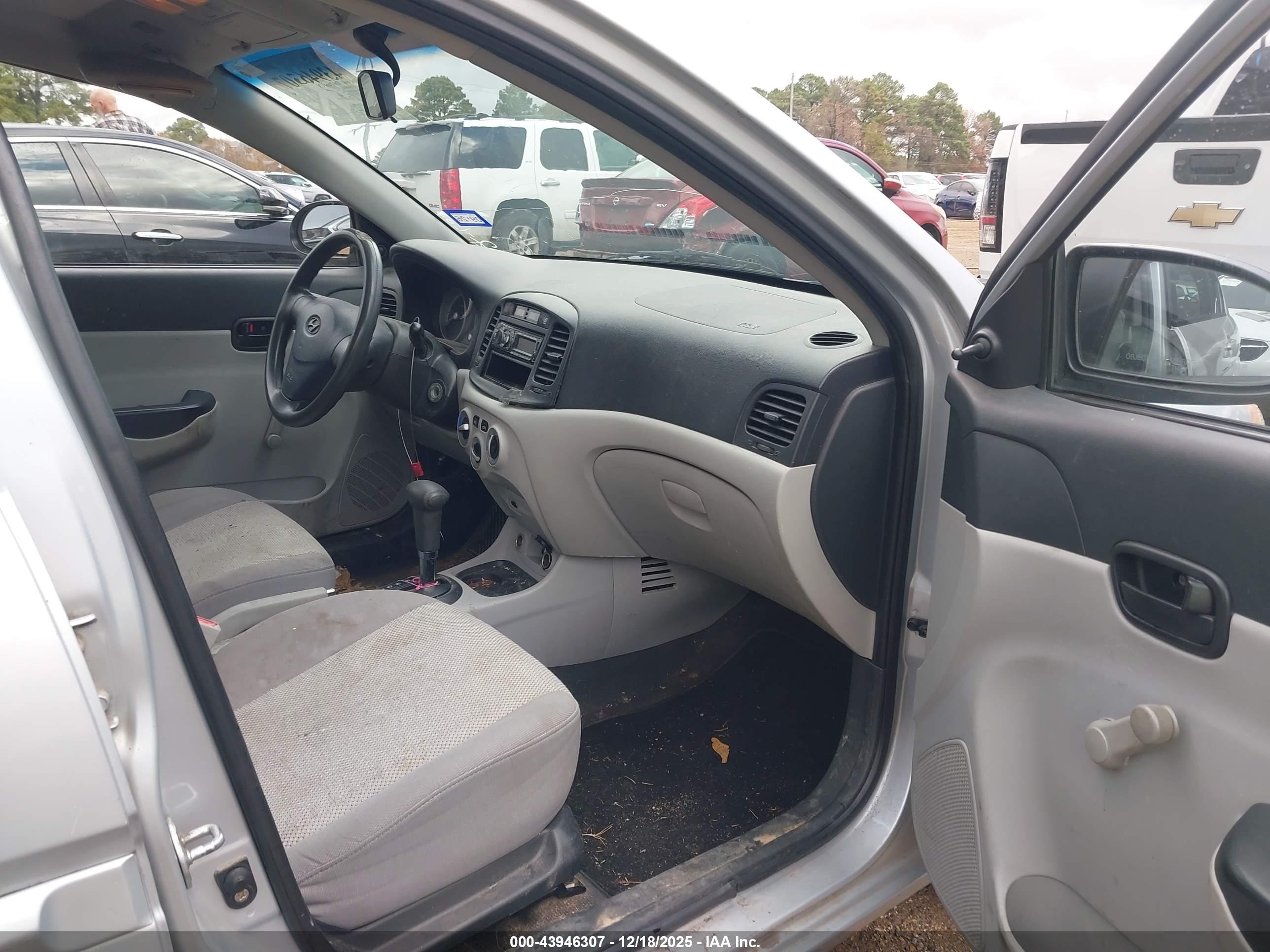 HYUNDAI ACCENT image 5