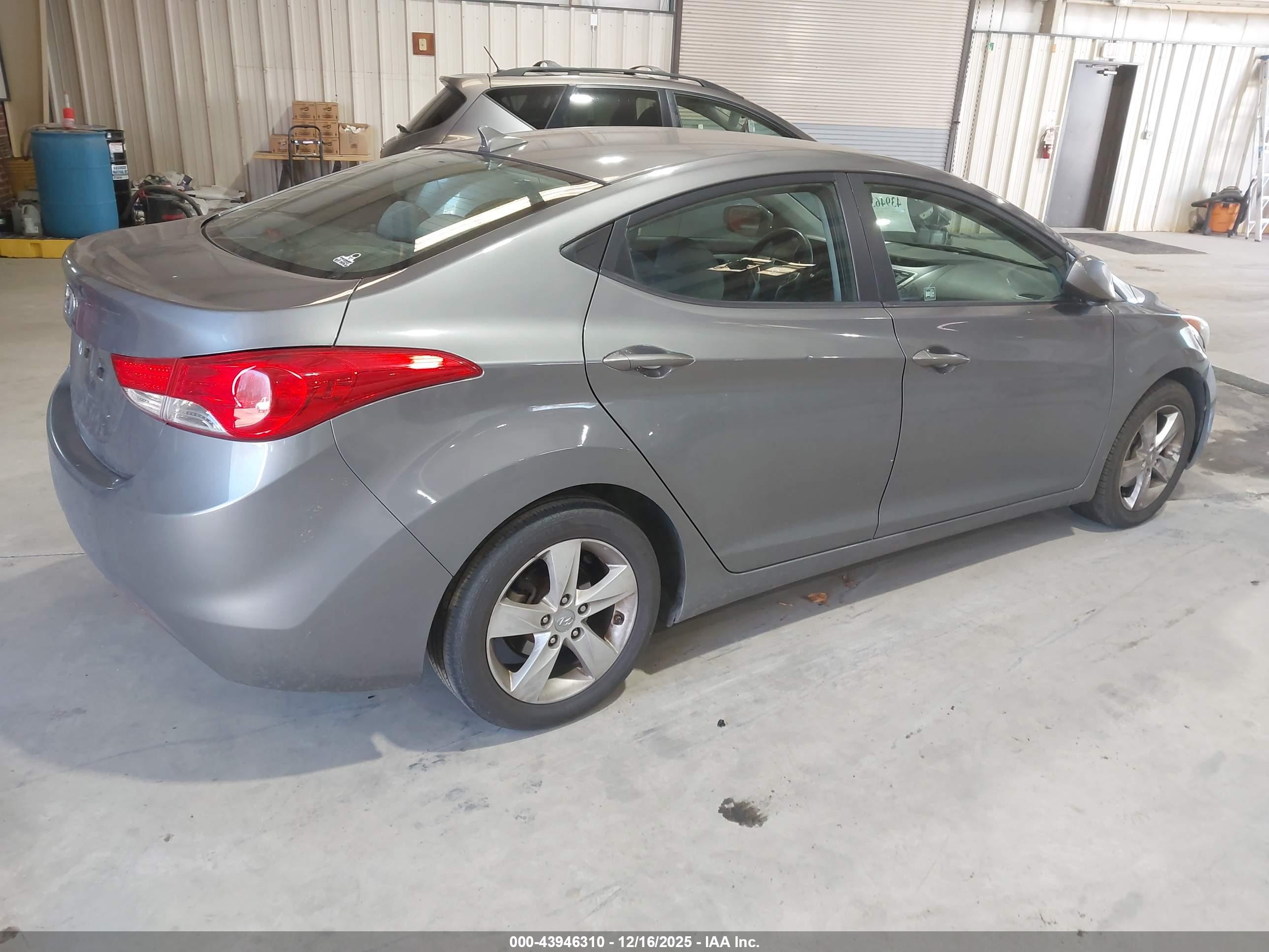 HYUNDAI ELANTRA image 4