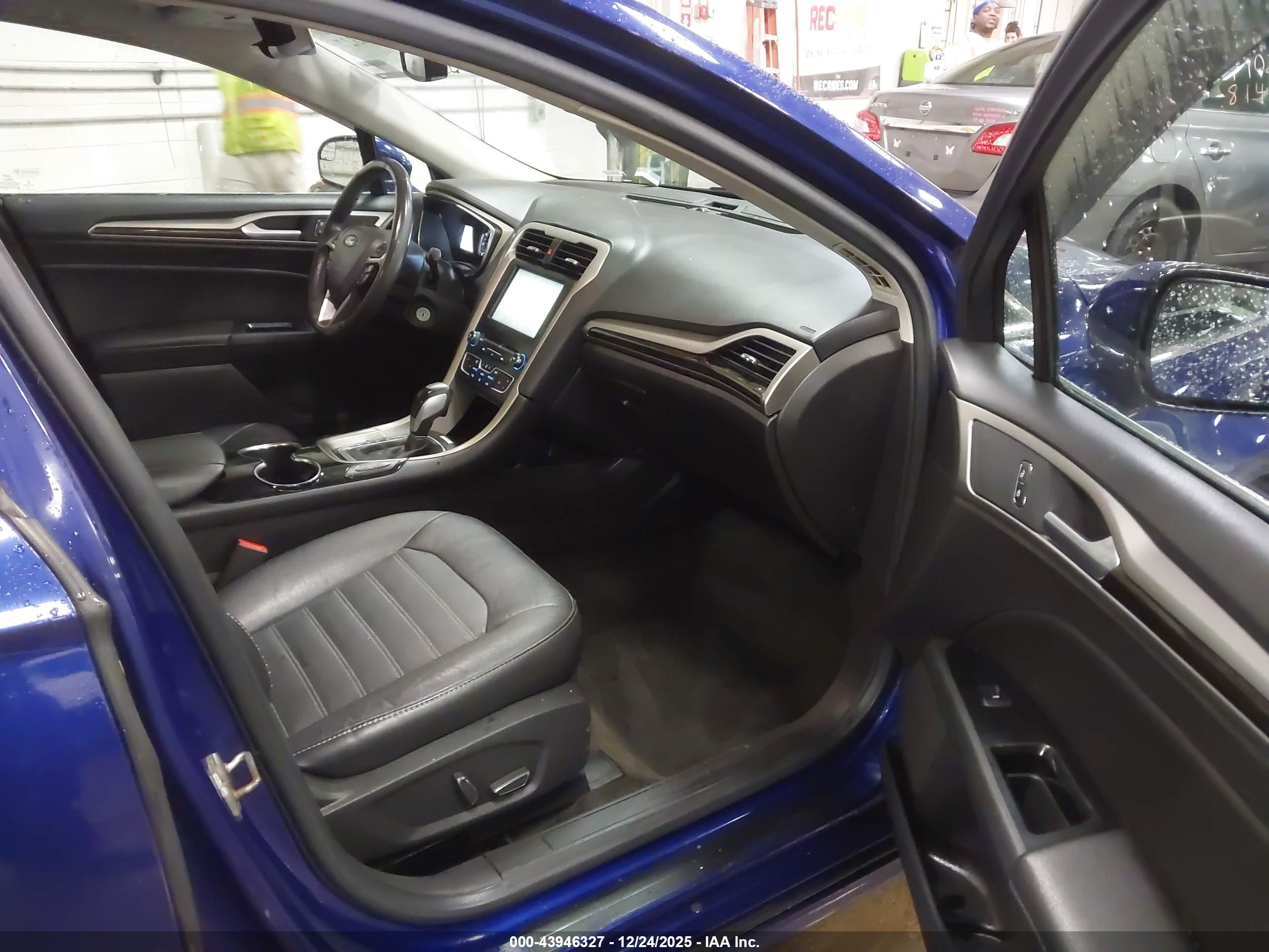 FORD FUSION image 5