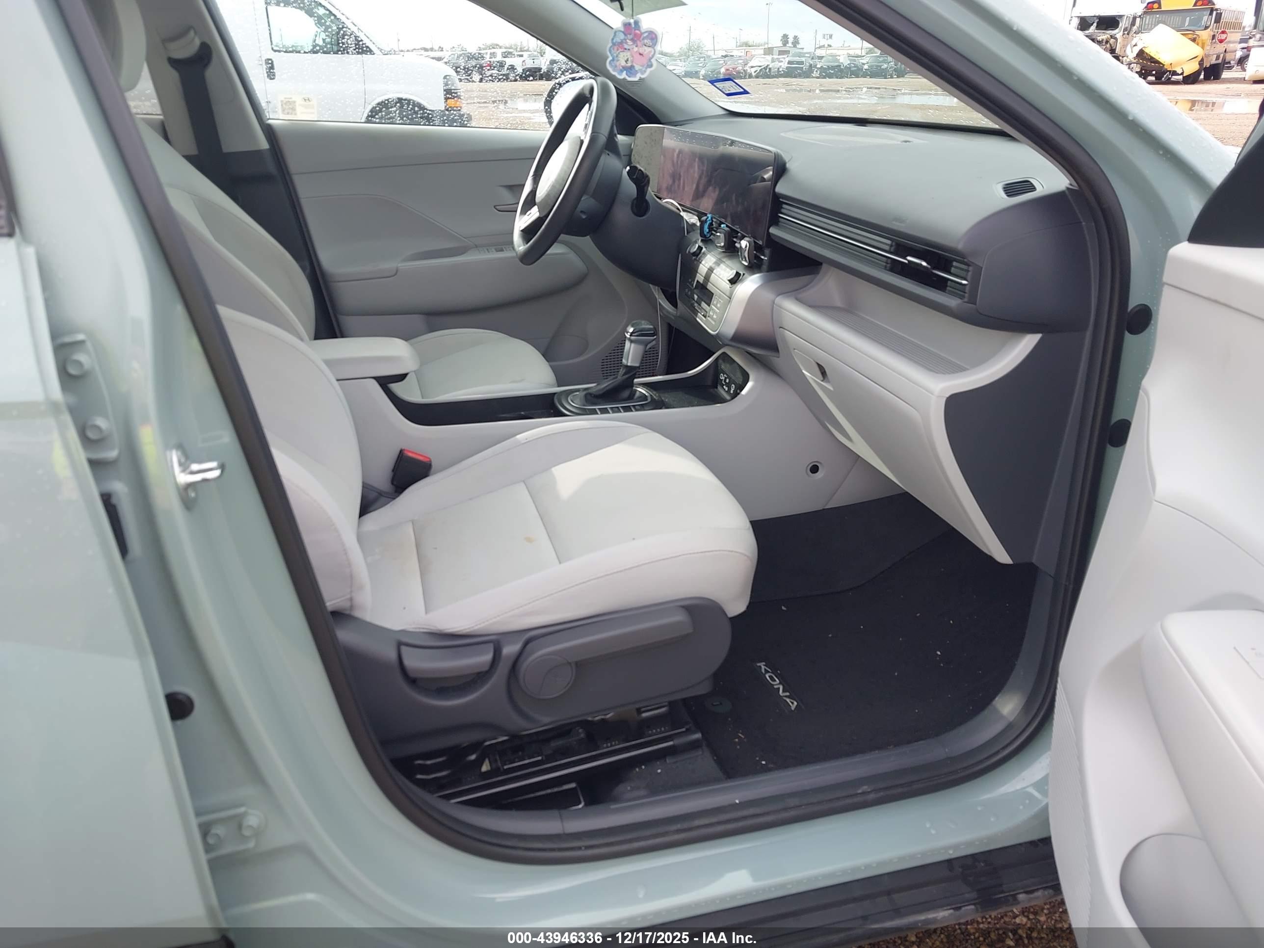 HYUNDAI KONA image 5