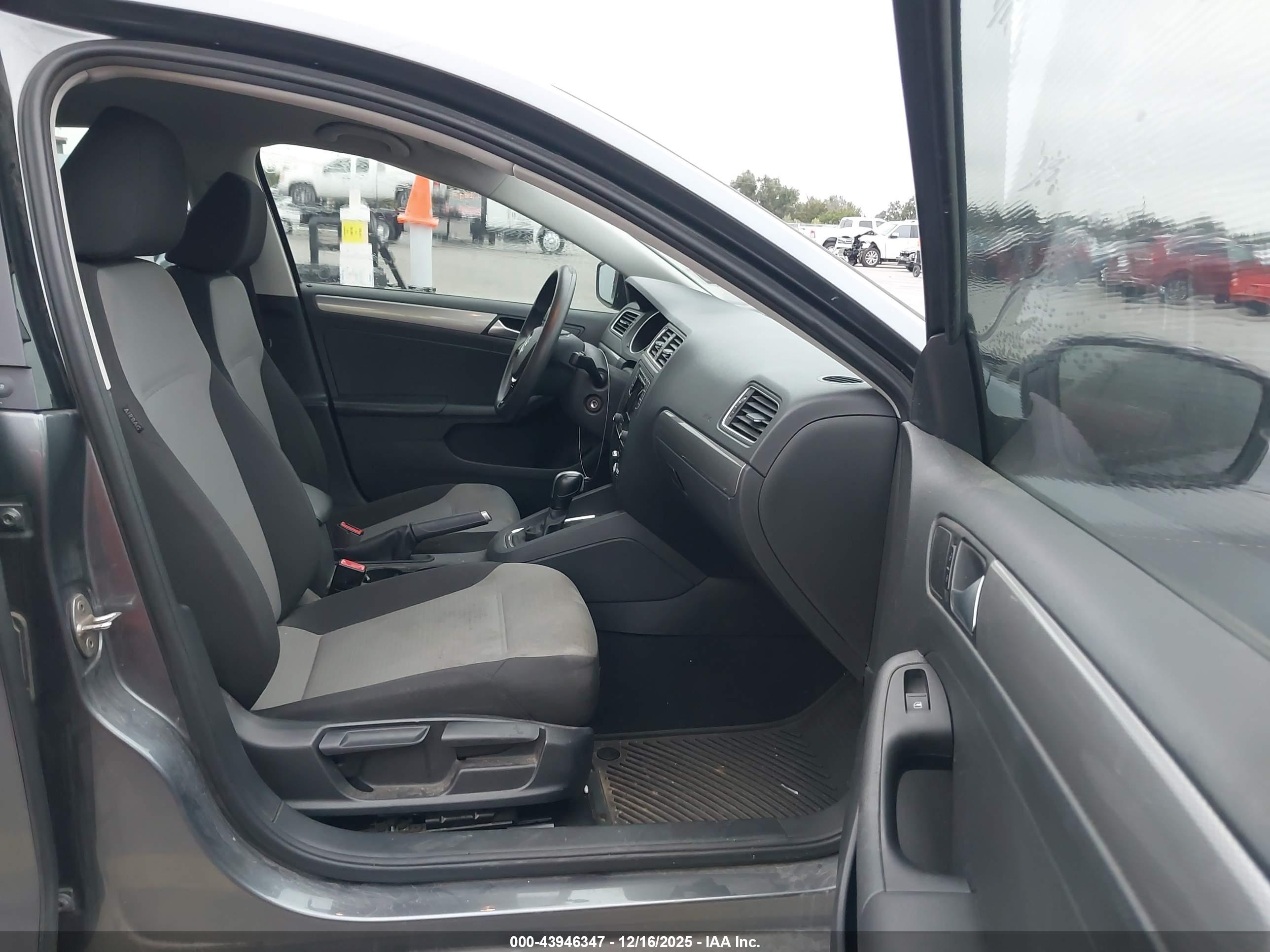 VOLKSWAGEN JETTA image 5