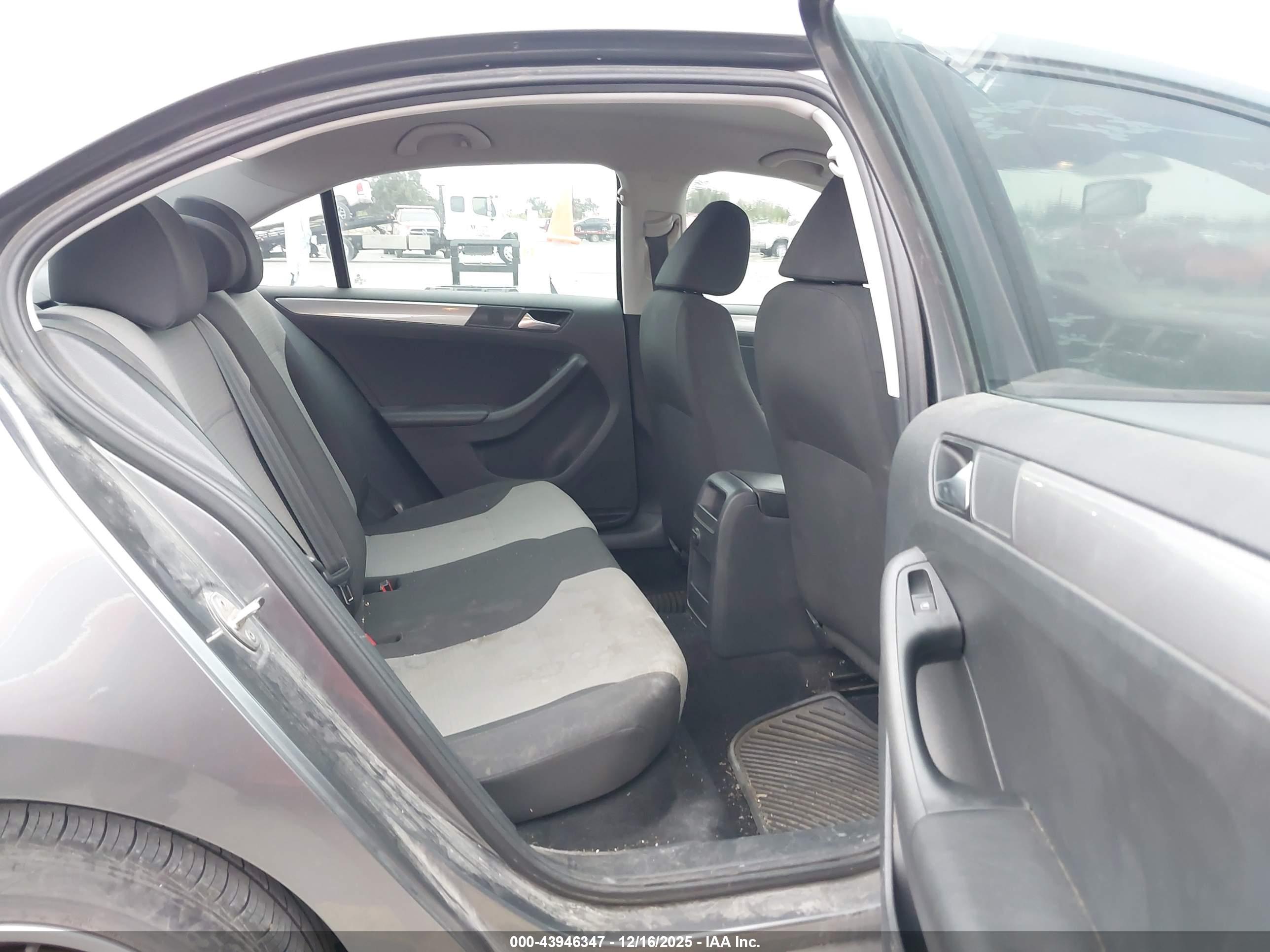 VOLKSWAGEN JETTA image 8