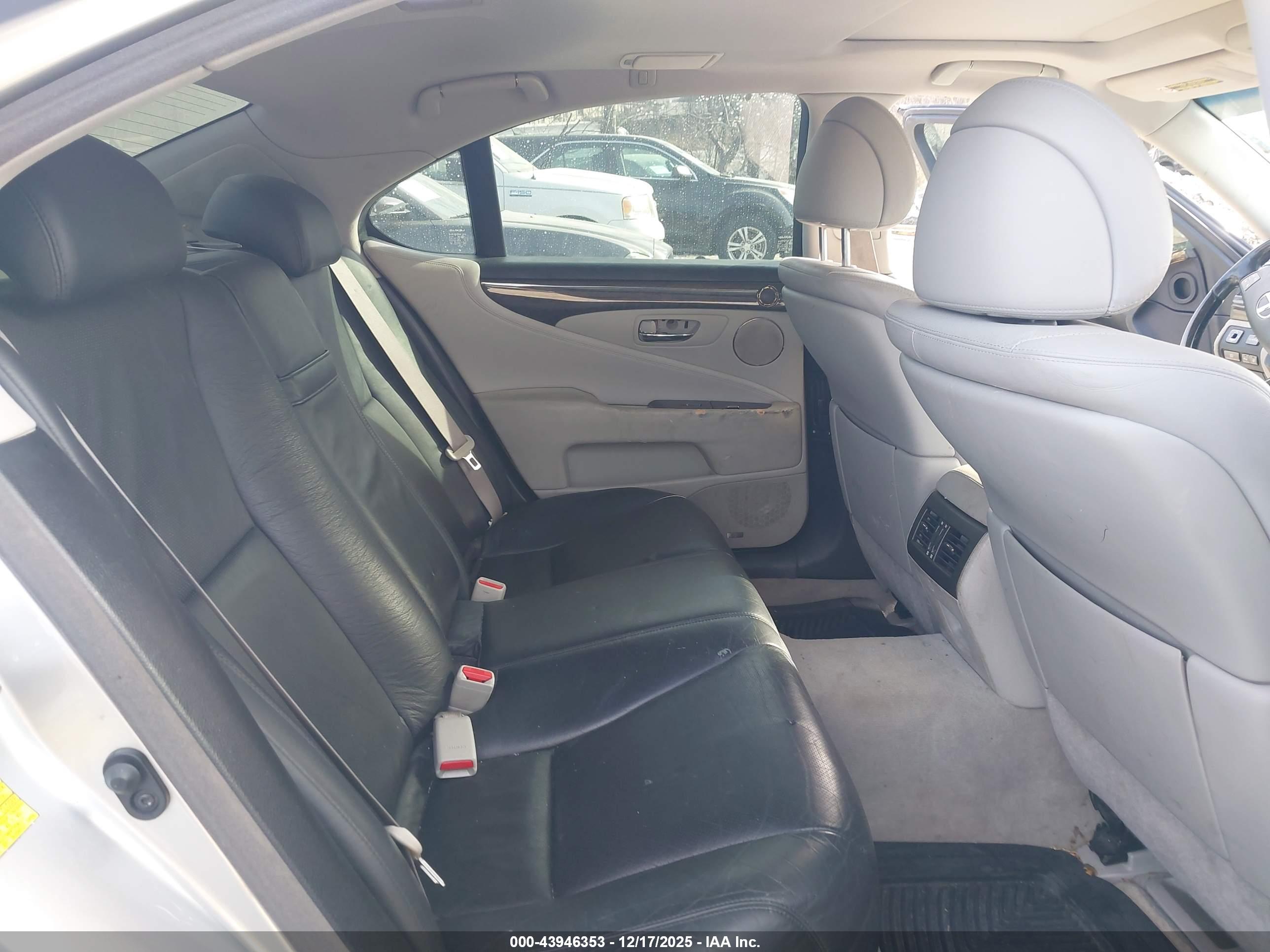 LEXUS LS image 8