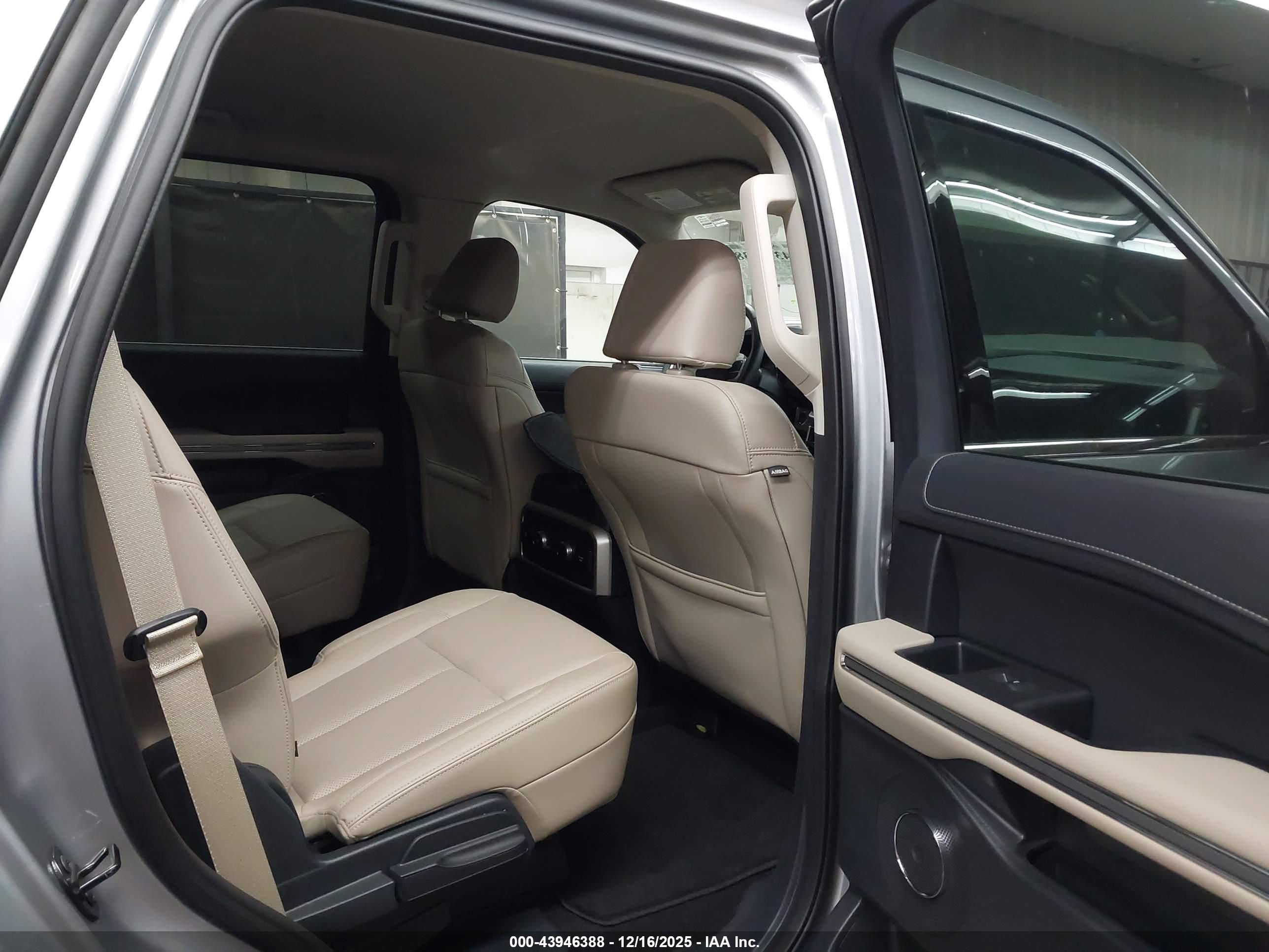 FORD EXPEDITION image 8
