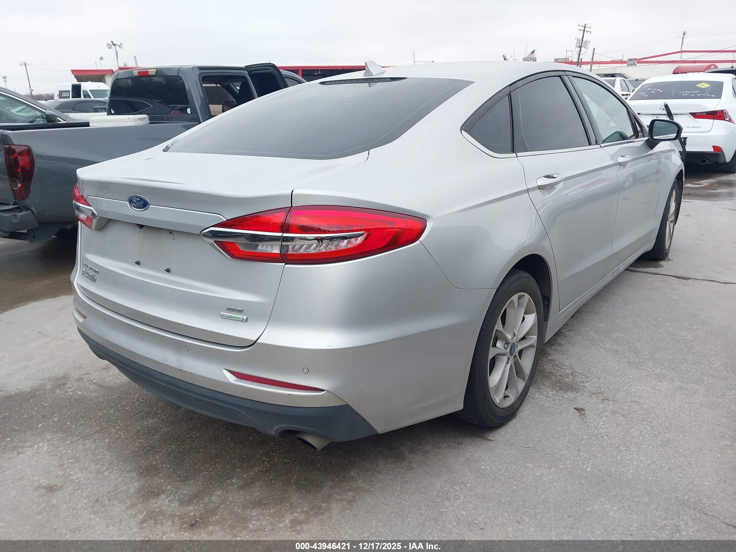 FORD FUSION image 4