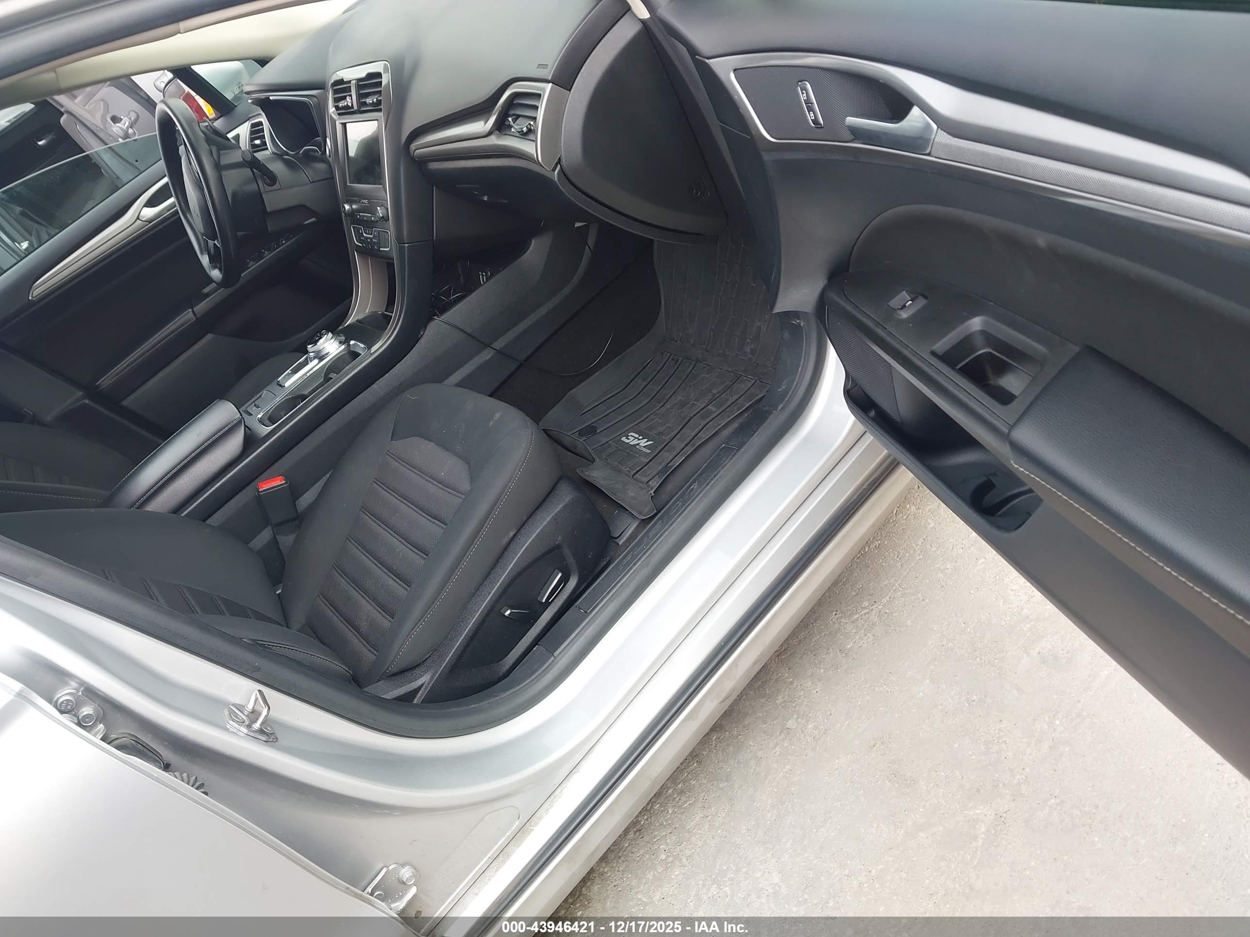 FORD FUSION image 5