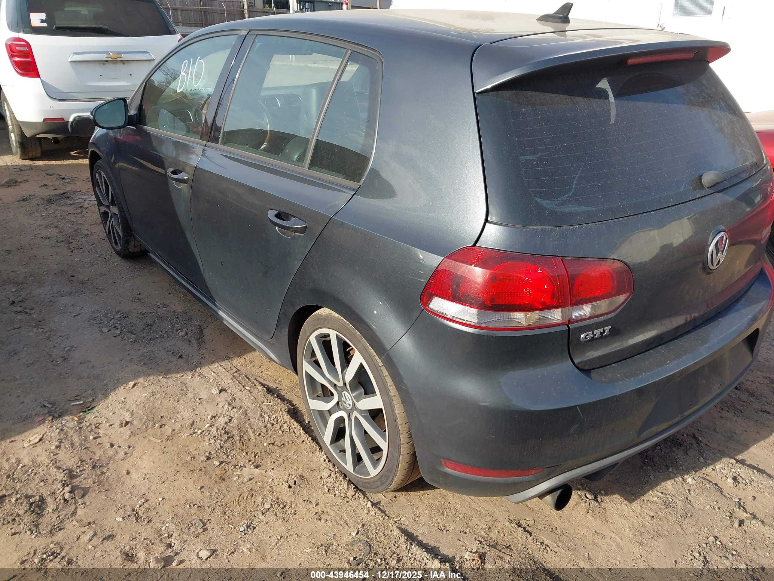 VOLKSWAGEN GTI image 3