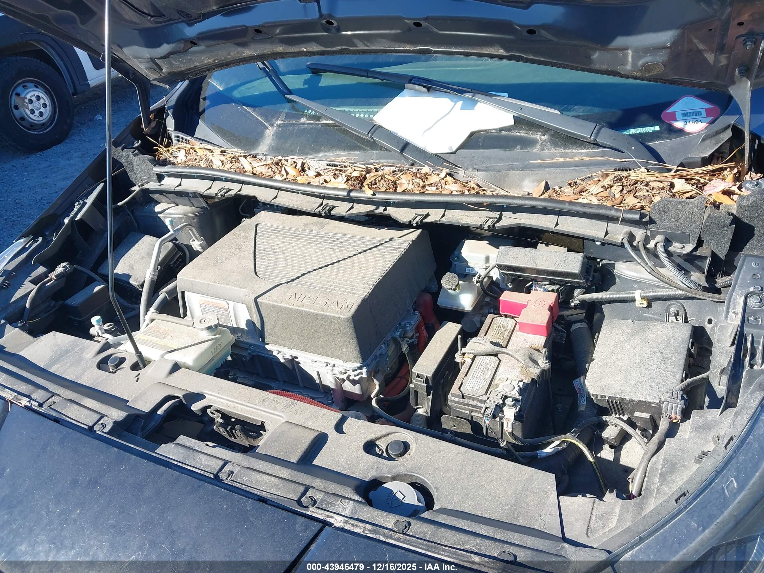NISSAN LEAF image 10
