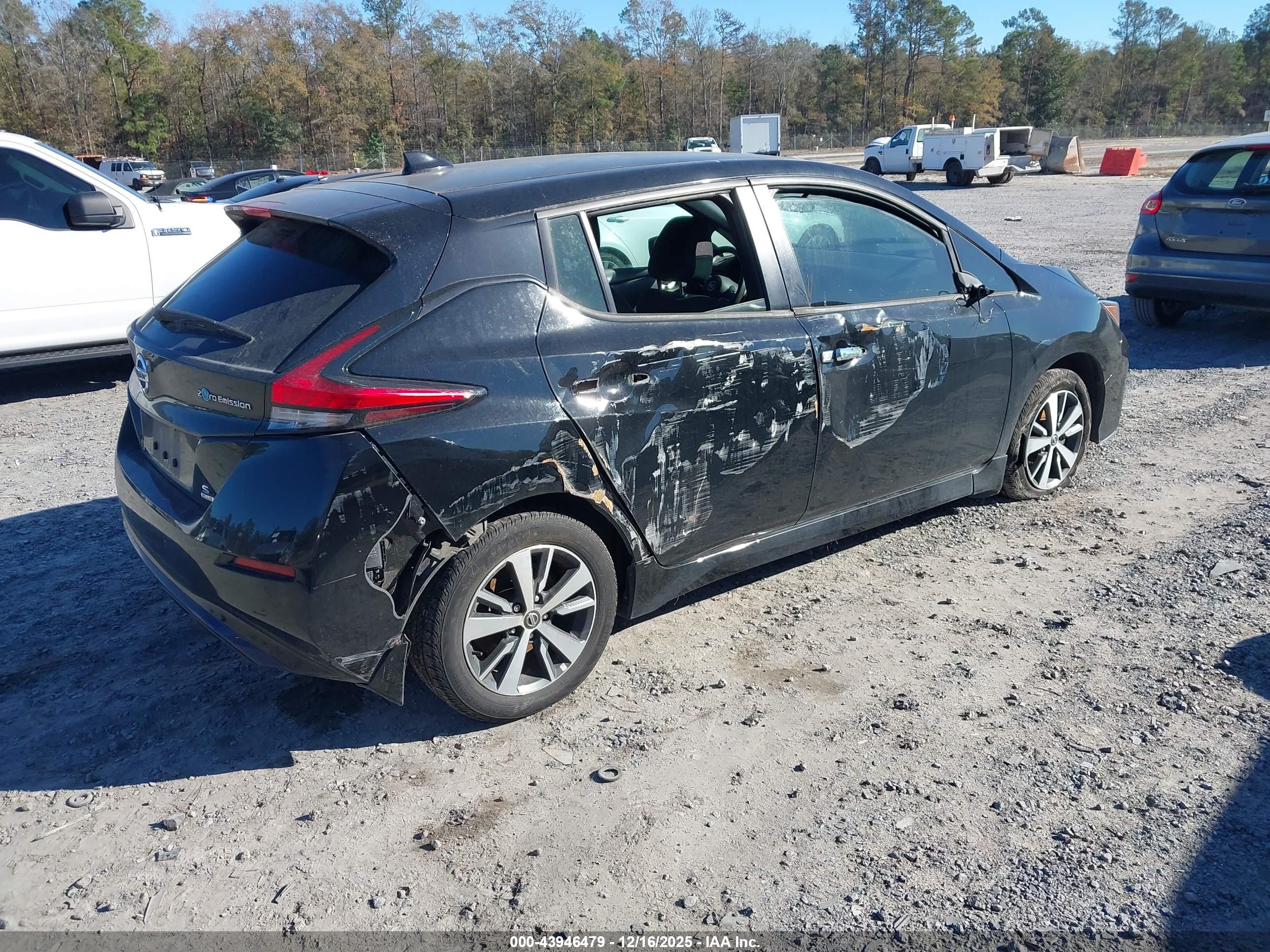NISSAN LEAF image 4