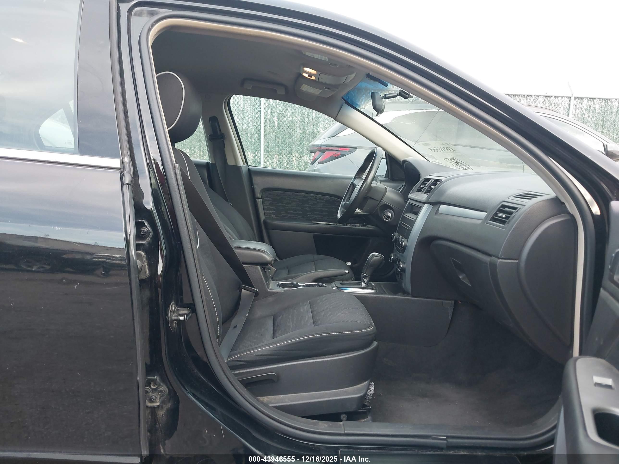 FORD FUSION image 5