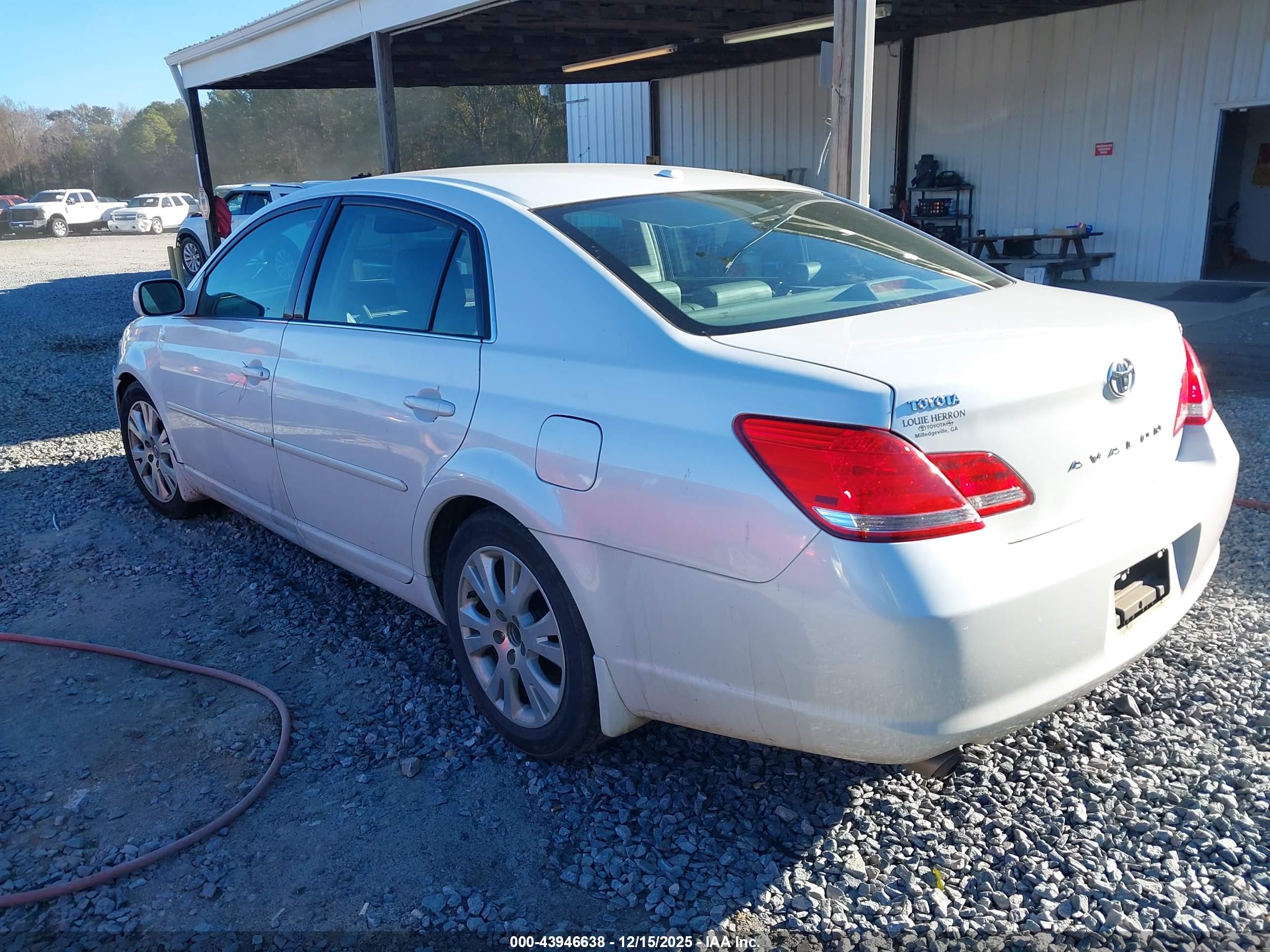 TOYOTA AVALON image 3