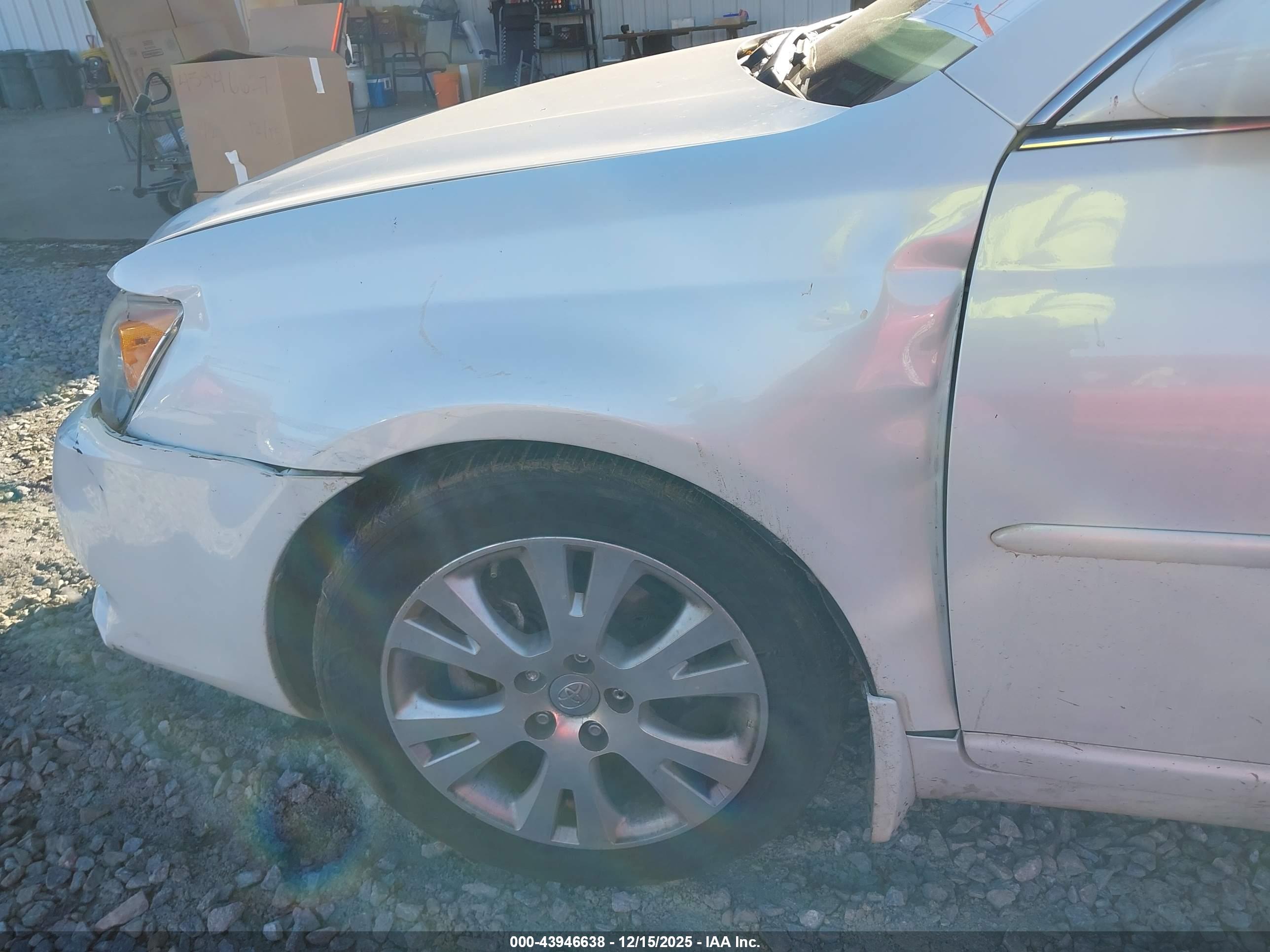 TOYOTA AVALON image 6