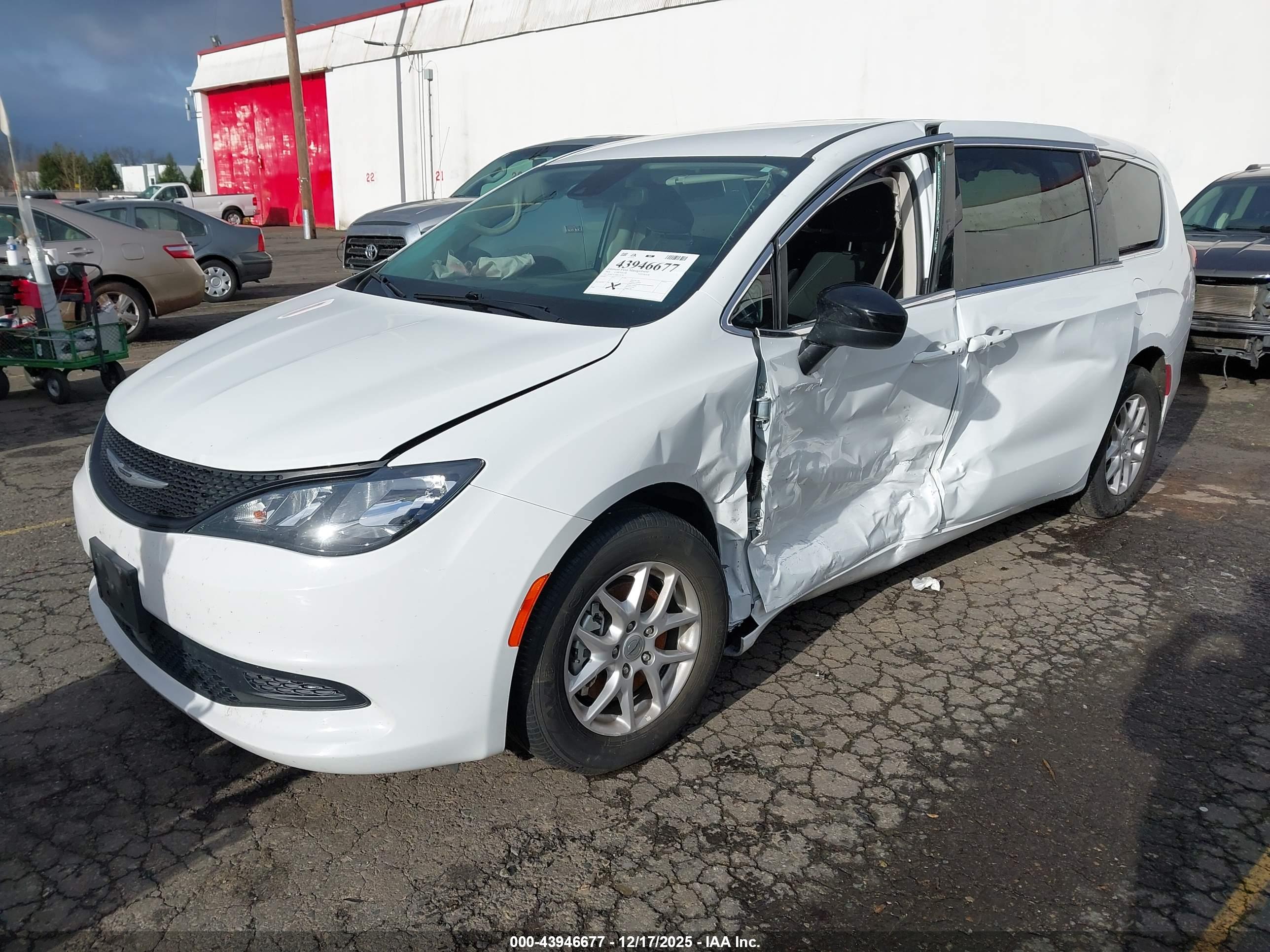 CHRYSLER VOYAGER image 2