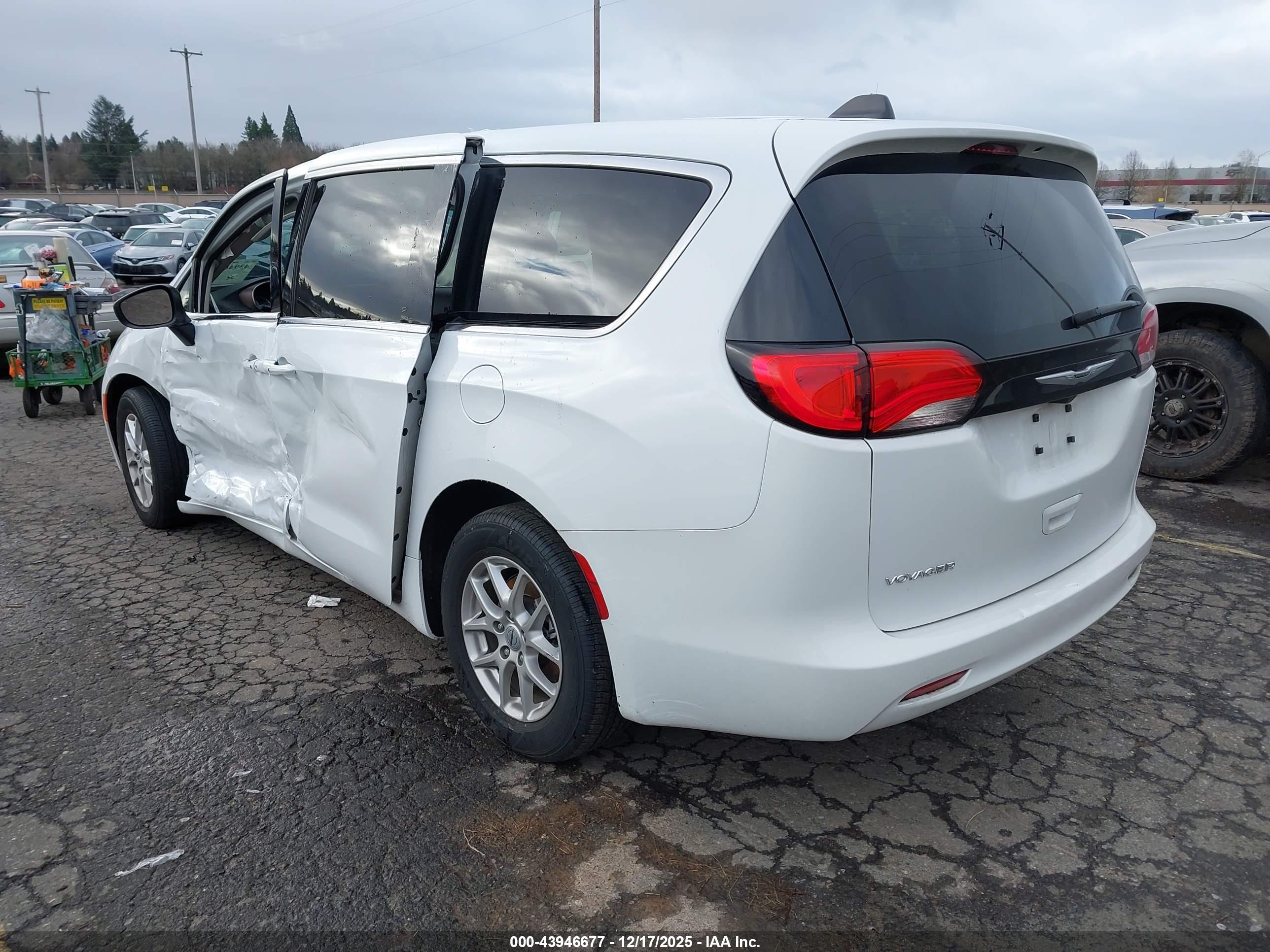 CHRYSLER VOYAGER image 3