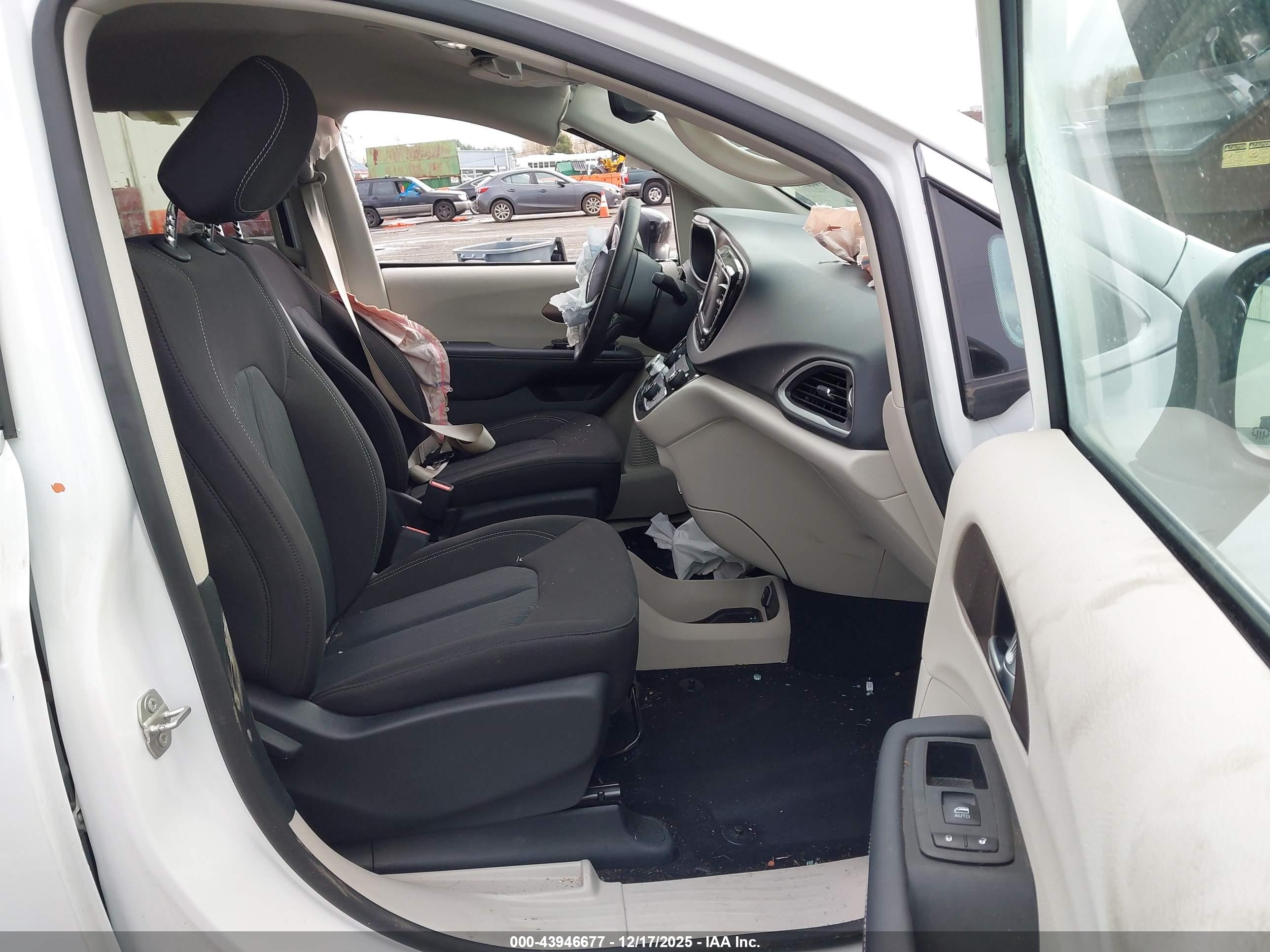 CHRYSLER VOYAGER image 5