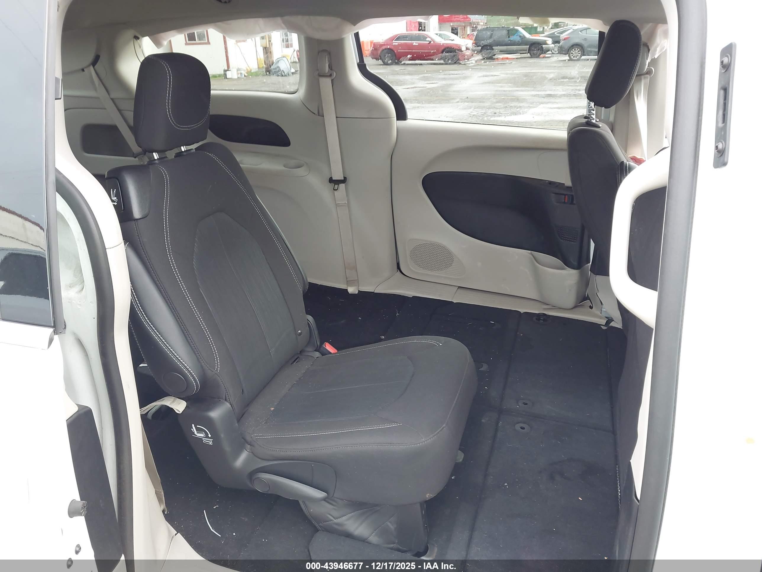 CHRYSLER VOYAGER image 8