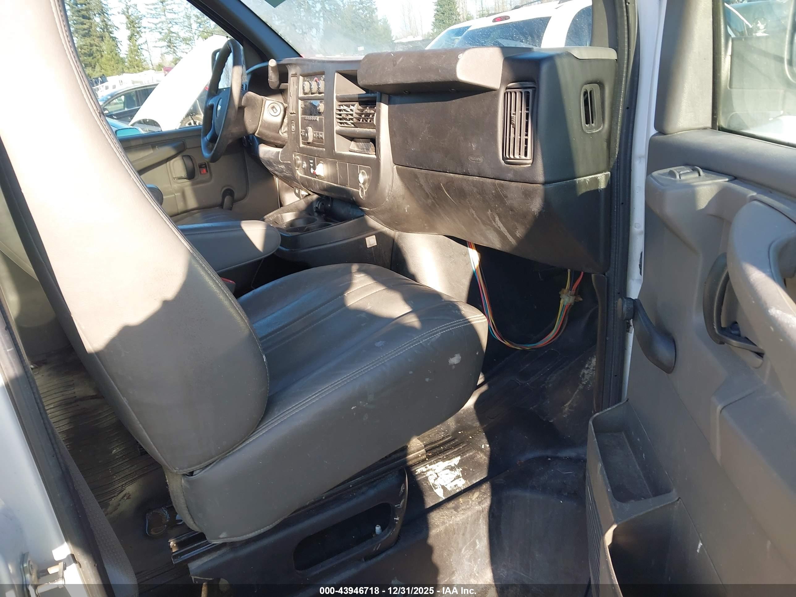 CHEVROLET EXPRESS image 5