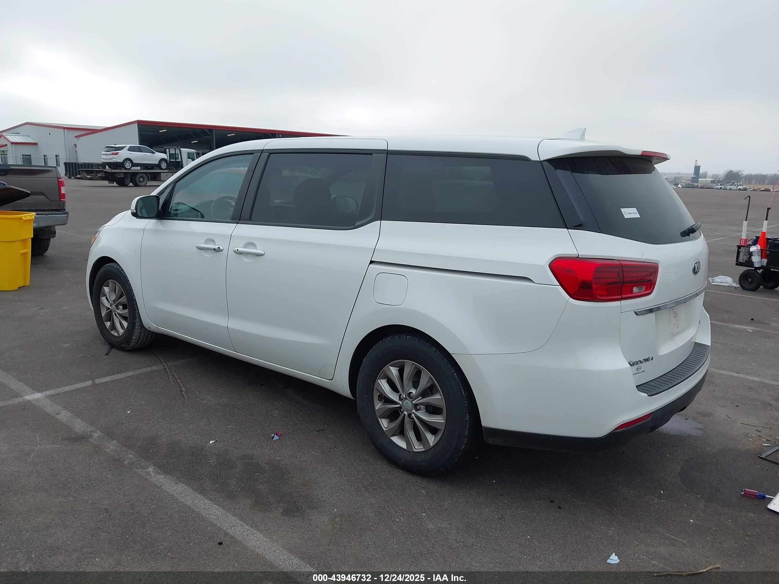 KIA SEDONA image 3