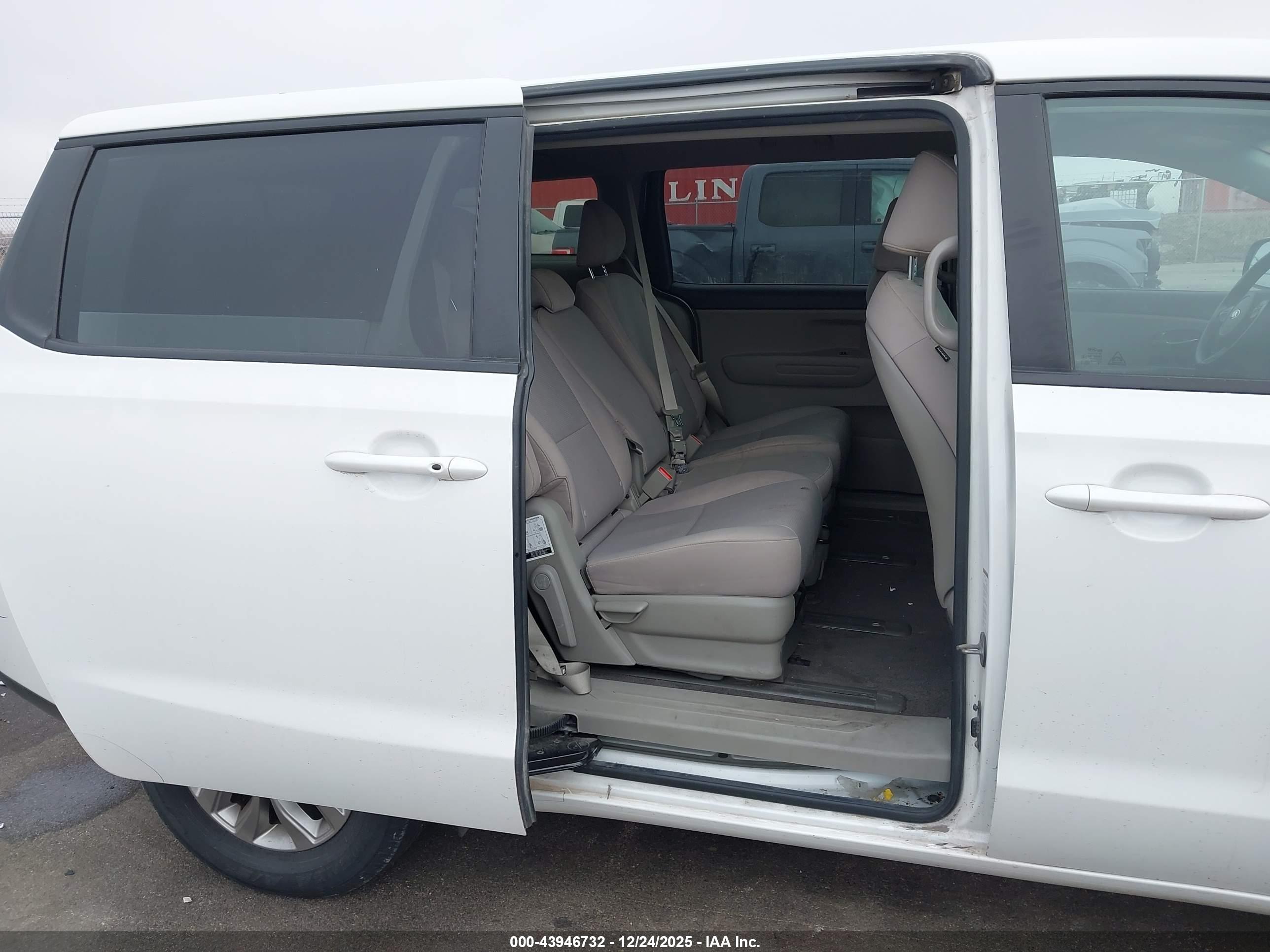 KIA SEDONA image 8