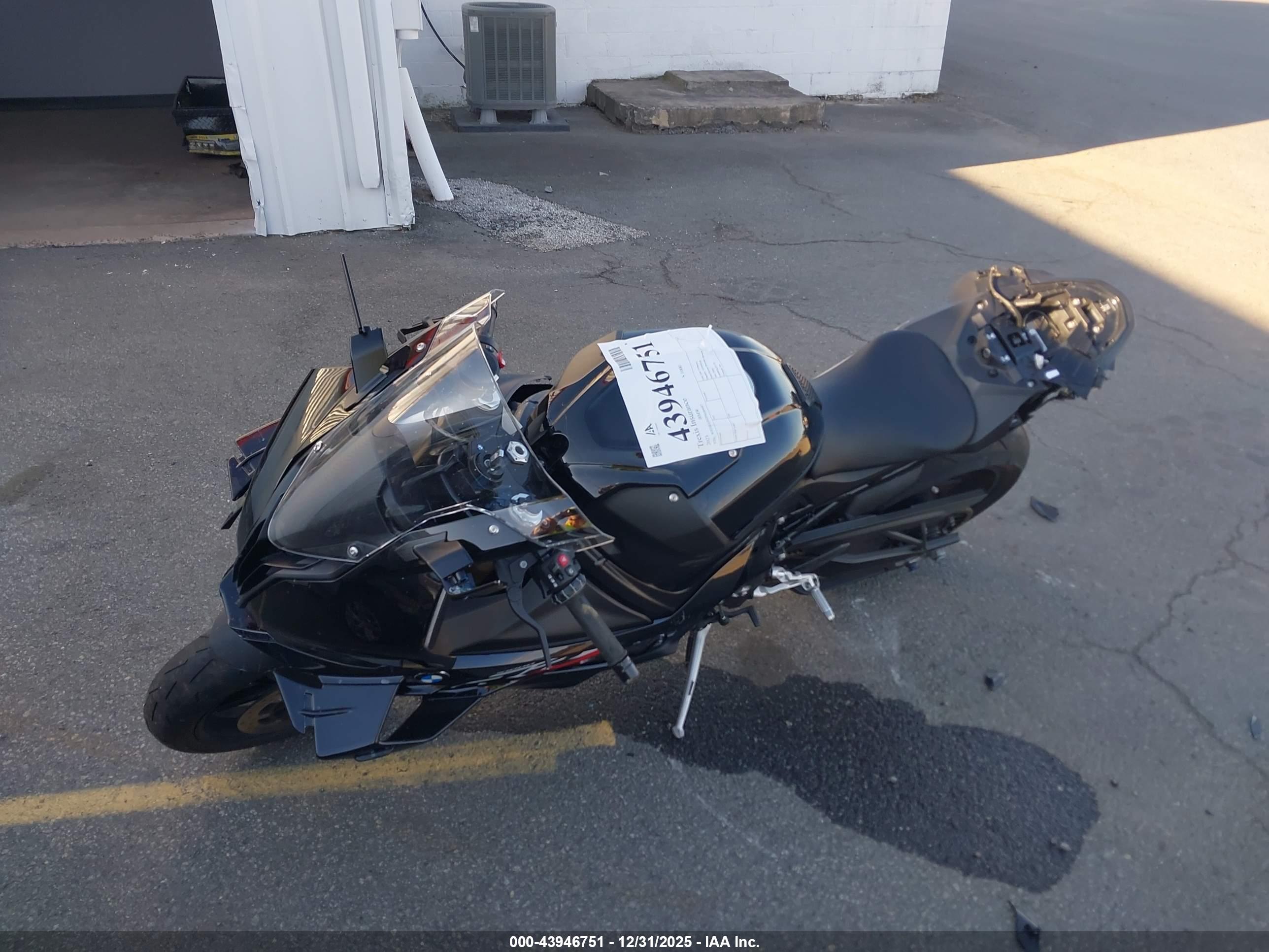 BMW S image 2