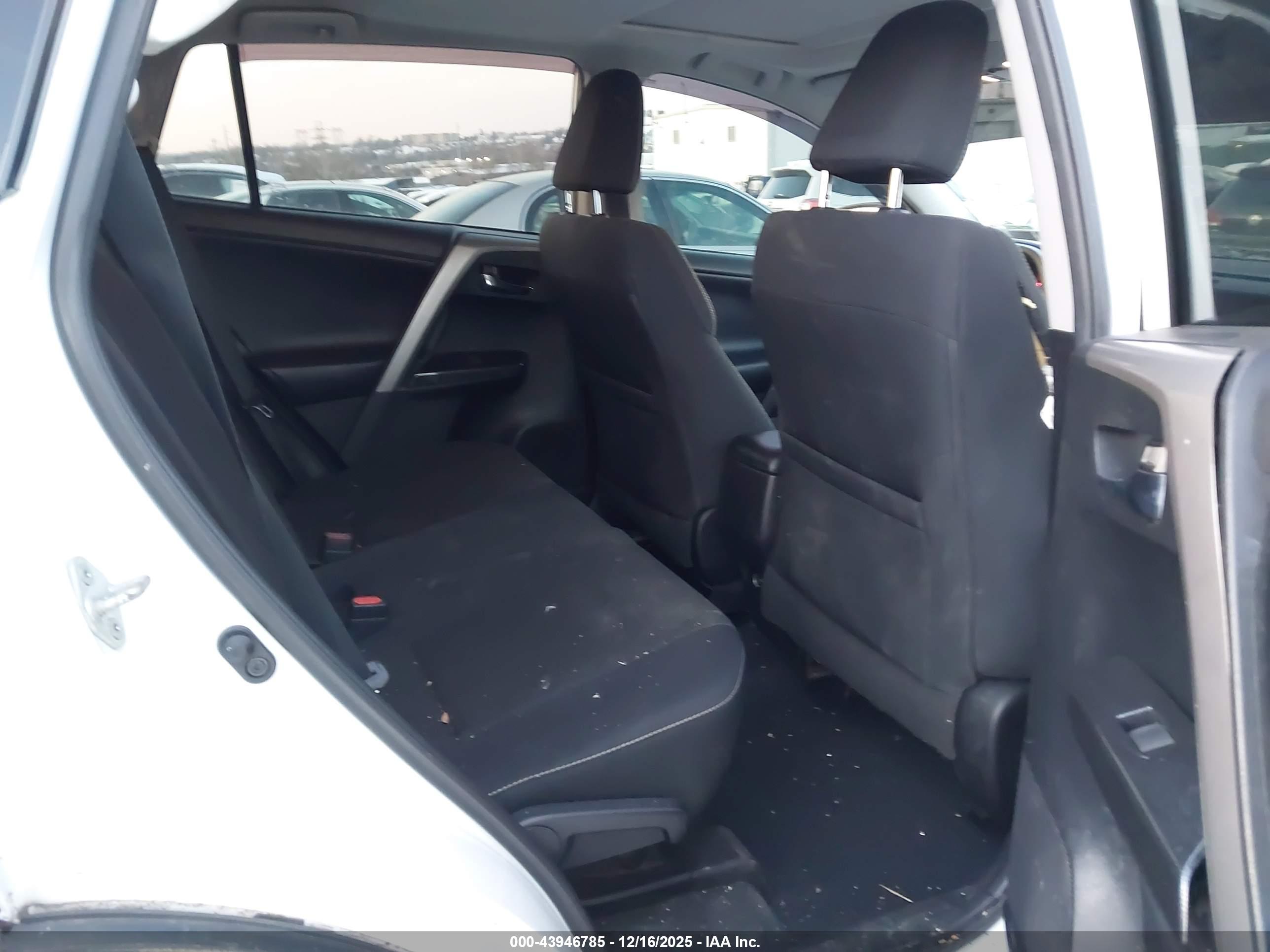 TOYOTA RAV4 image 8