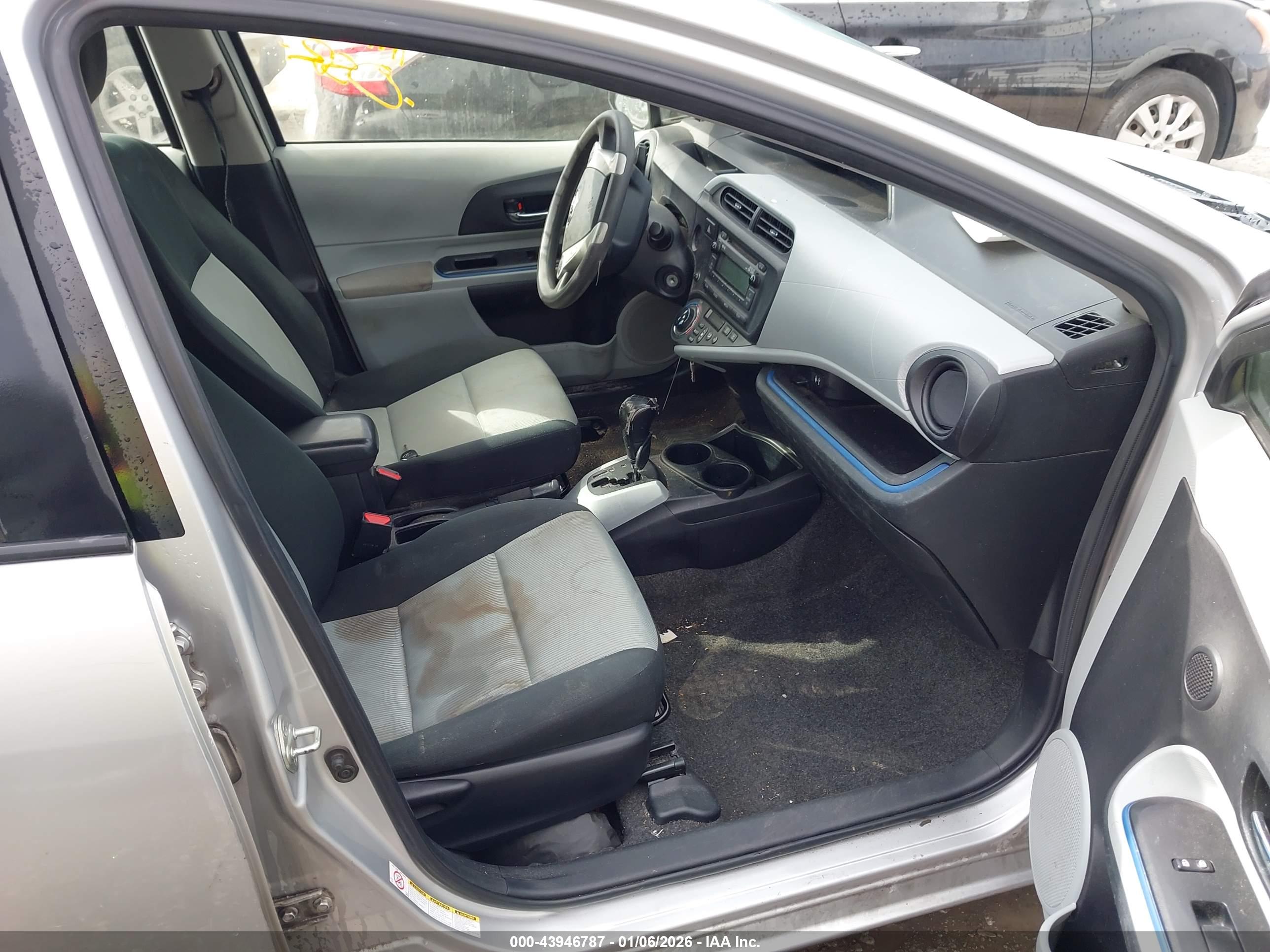 TOYOTA PRIUS image 5