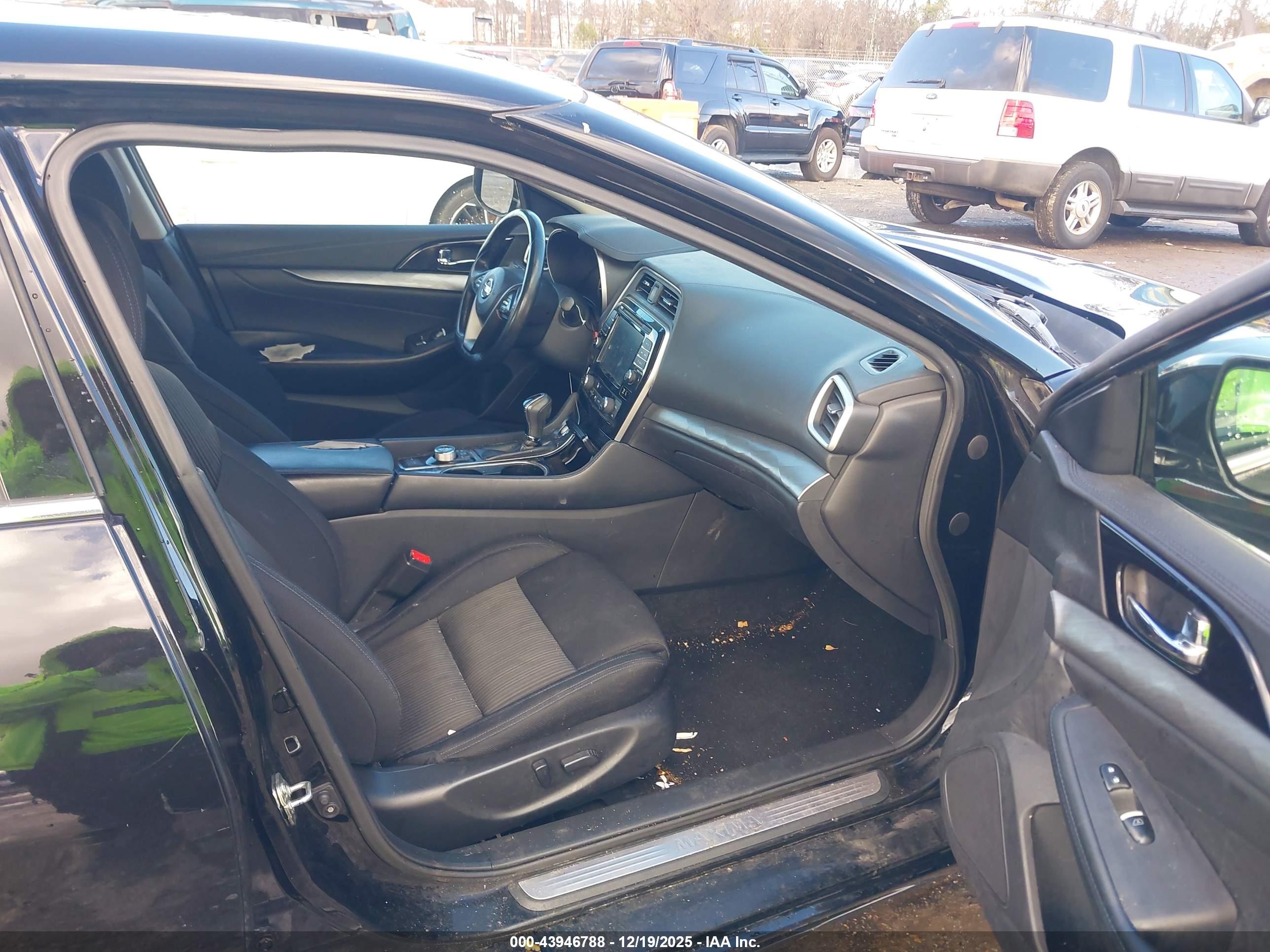 NISSAN MAXIMA image 5