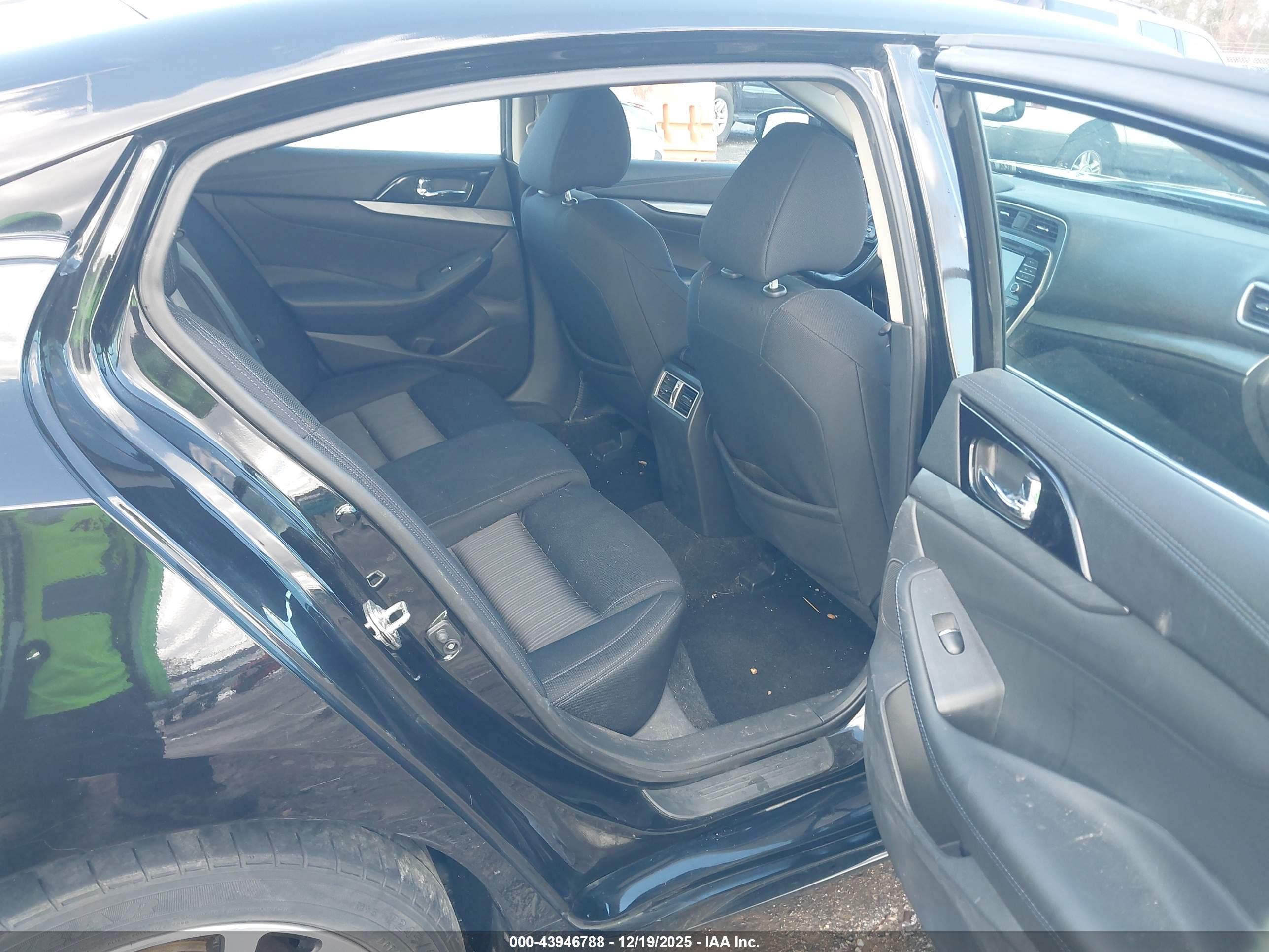 NISSAN MAXIMA image 8