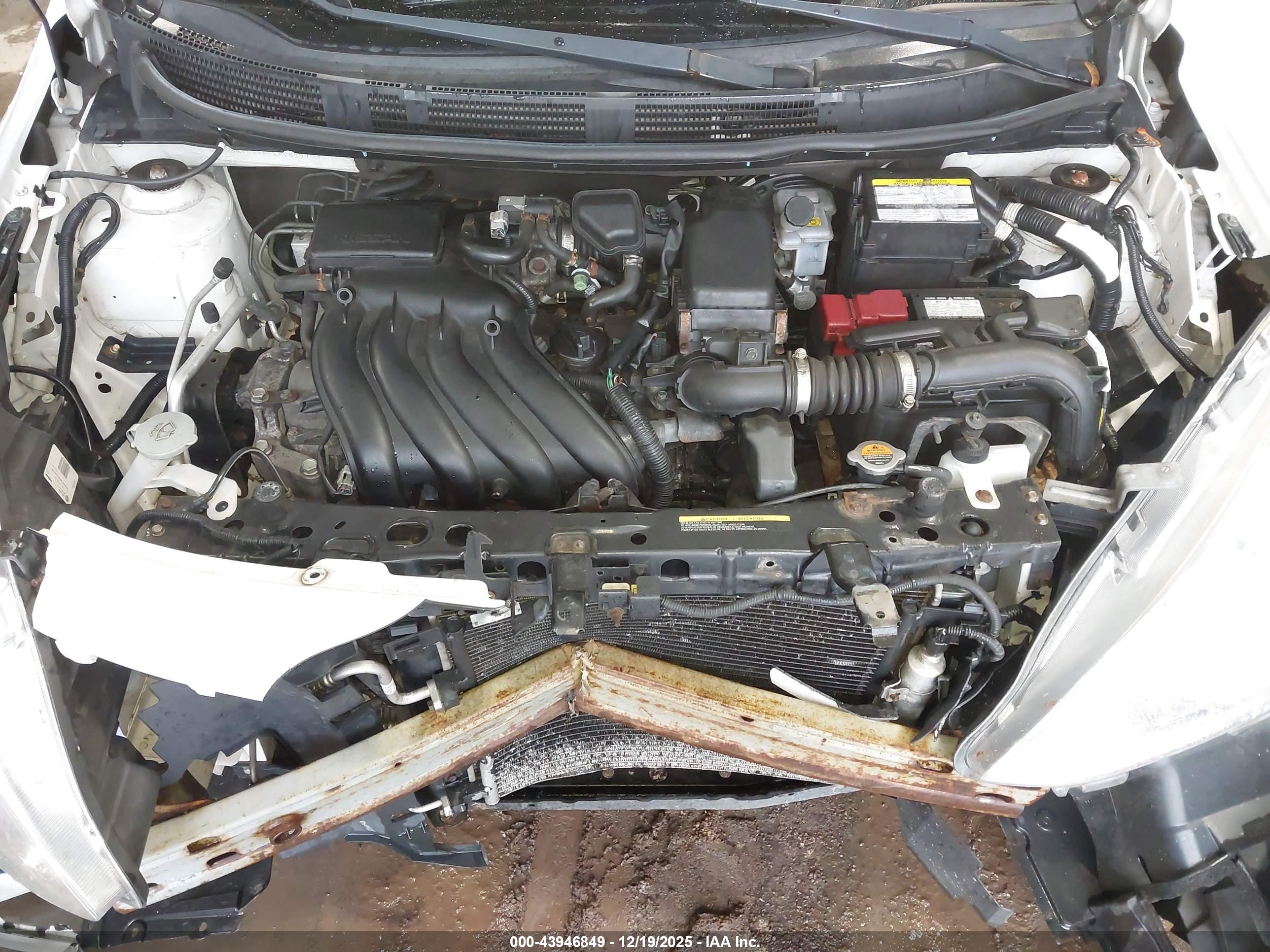 NISSAN VERSA image 10