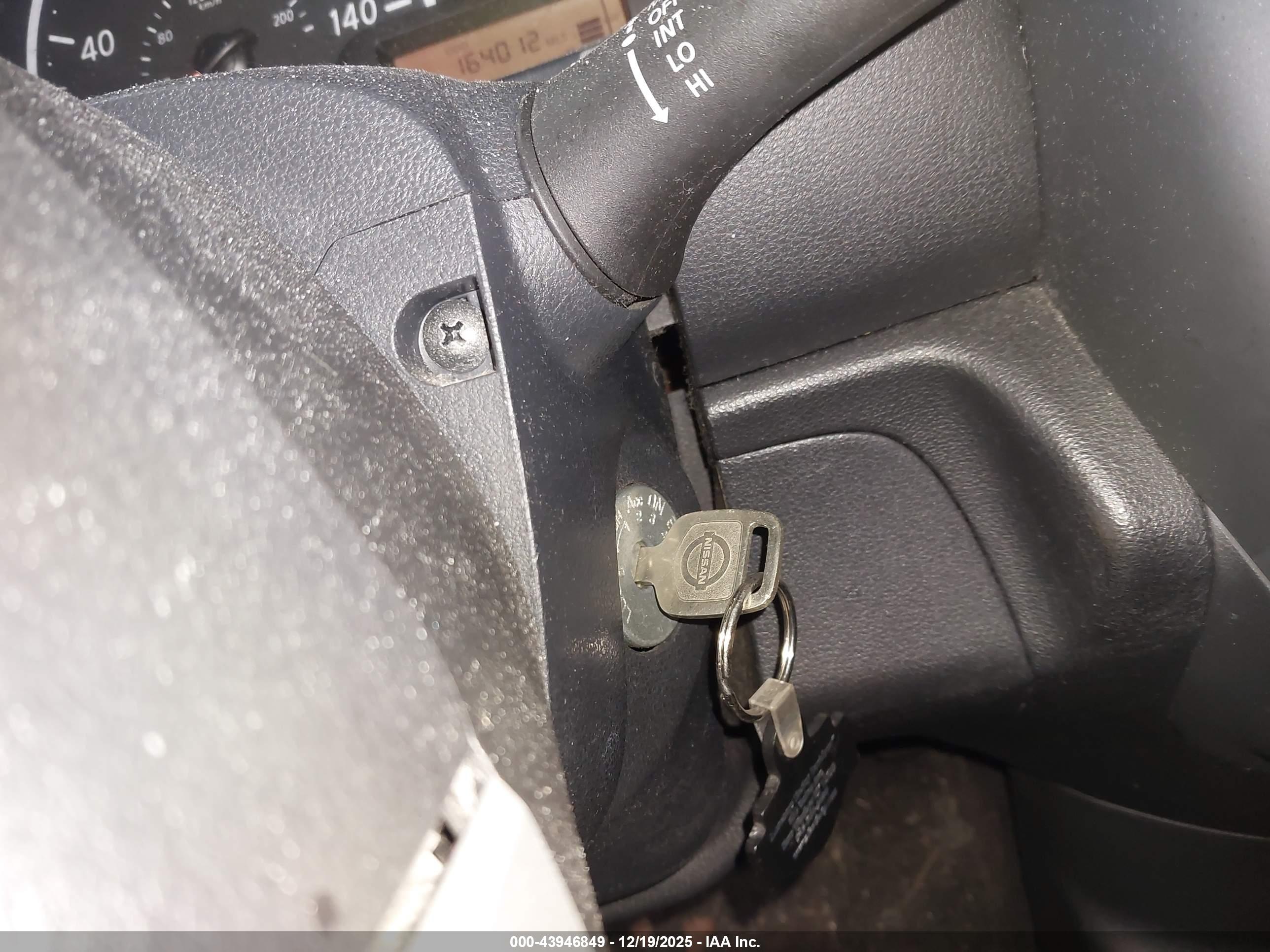 NISSAN VERSA image 11