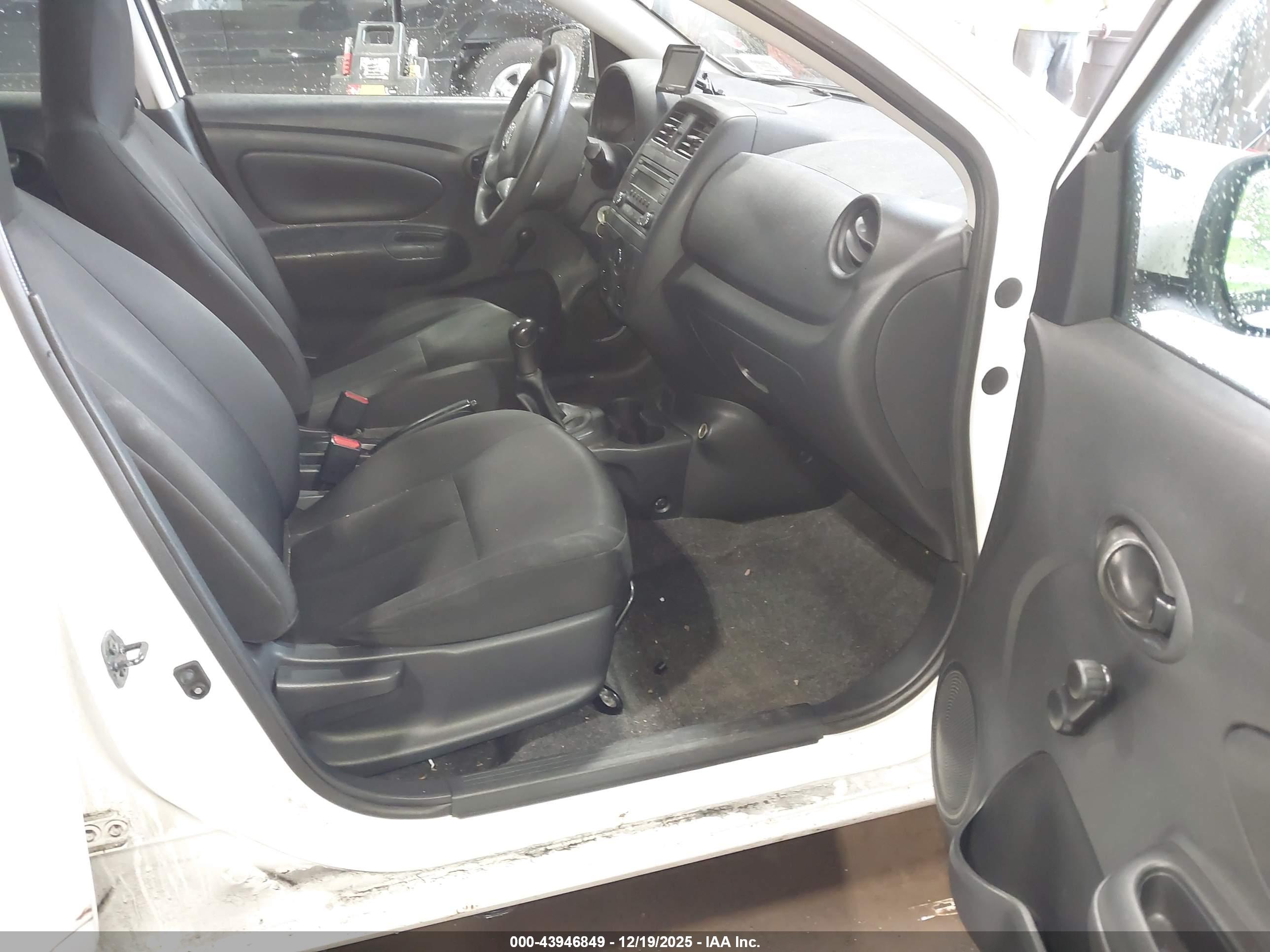 NISSAN VERSA image 5