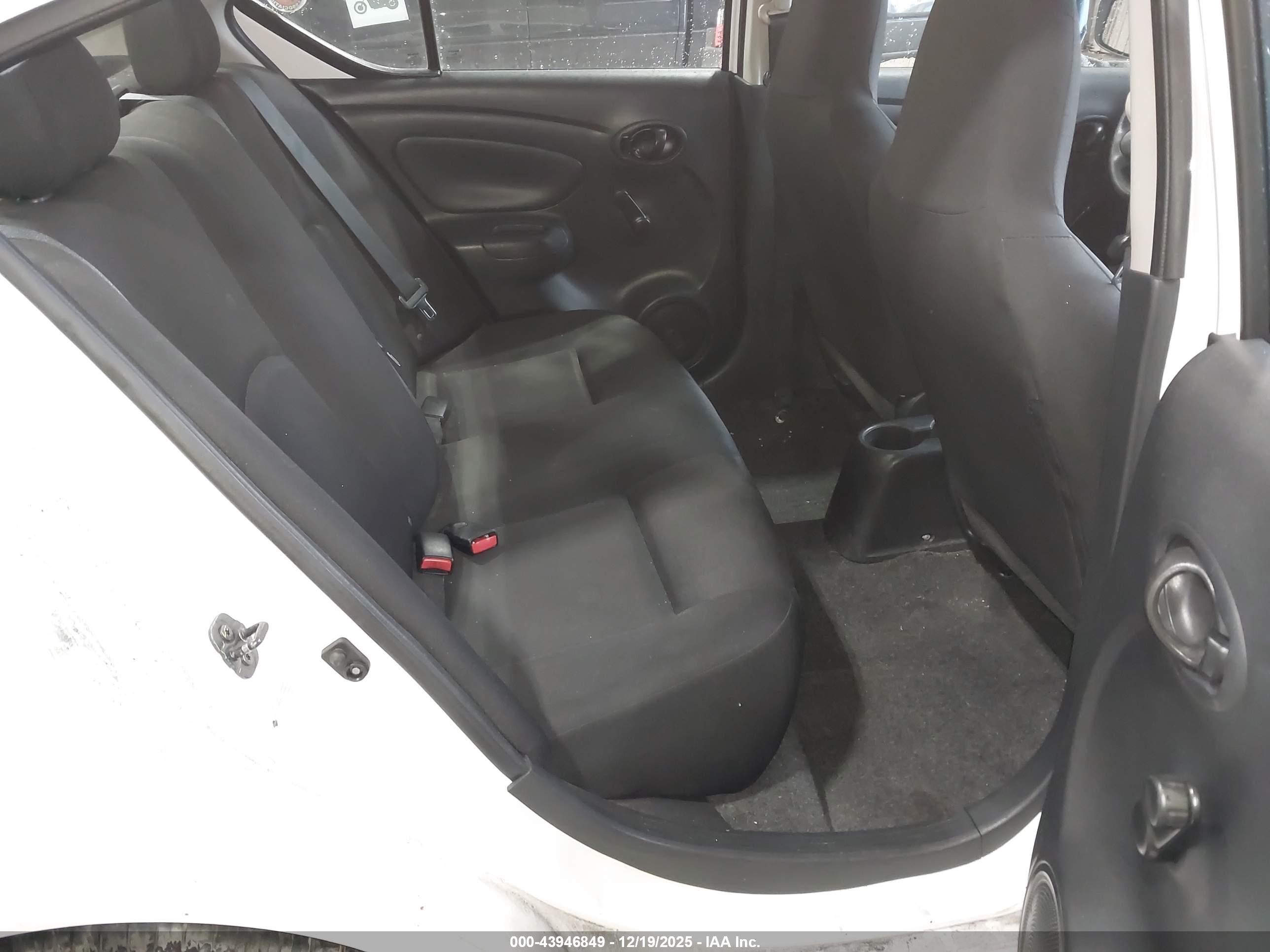 NISSAN VERSA image 8