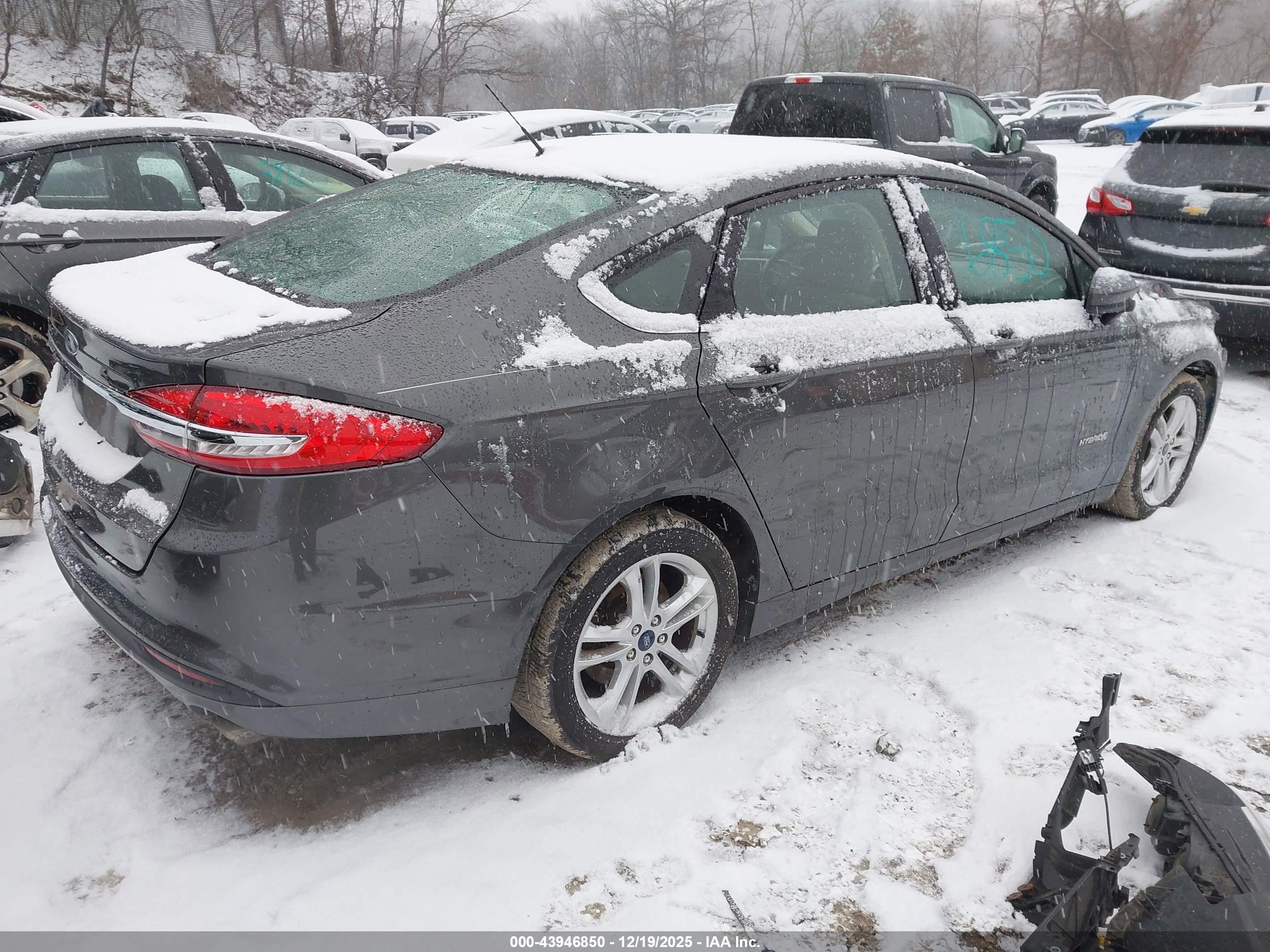 FORD FUSION image 4