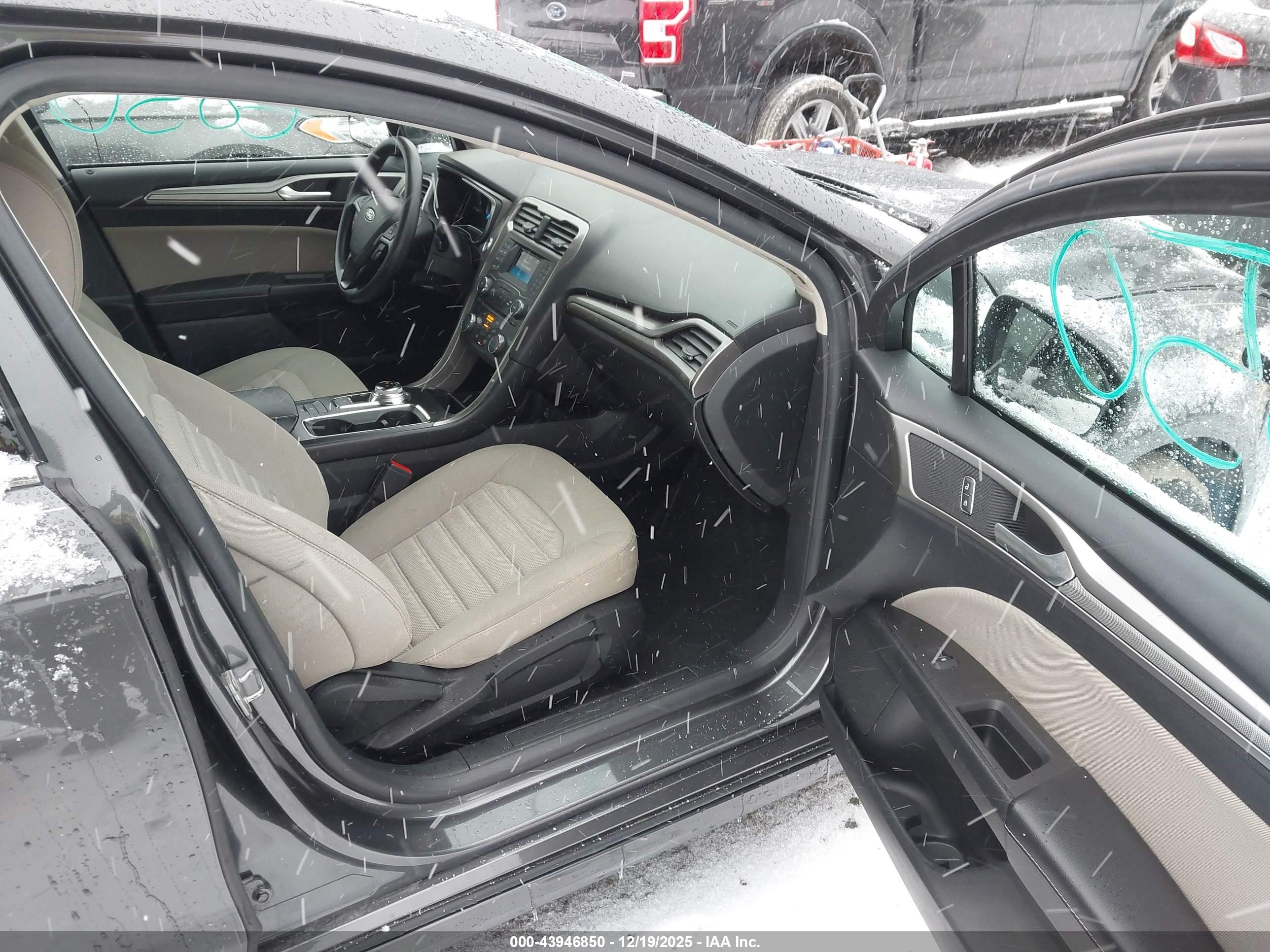 FORD FUSION image 5