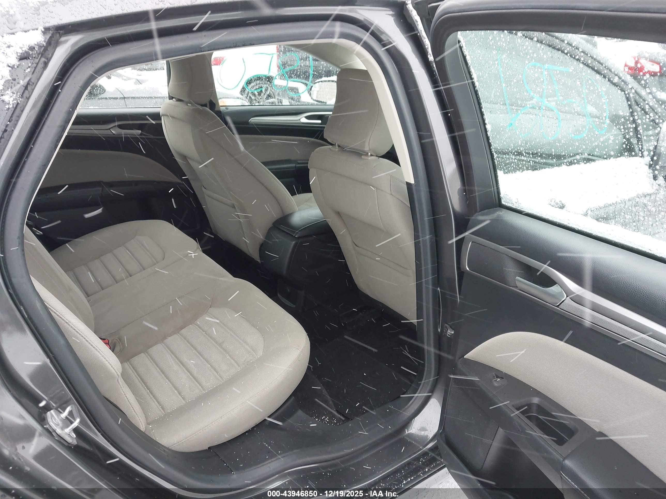 FORD FUSION image 8