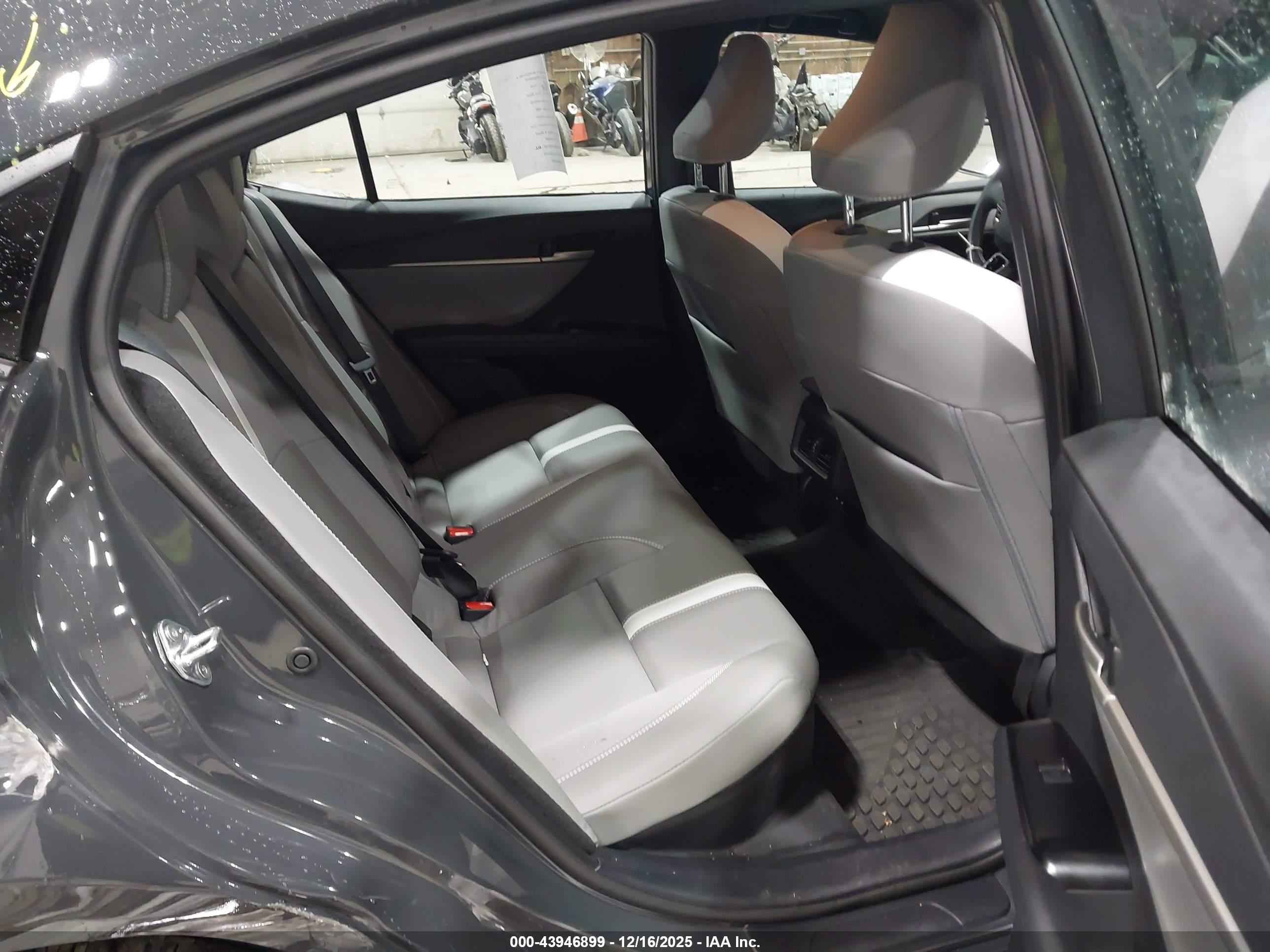 TOYOTA CAMRY image 8